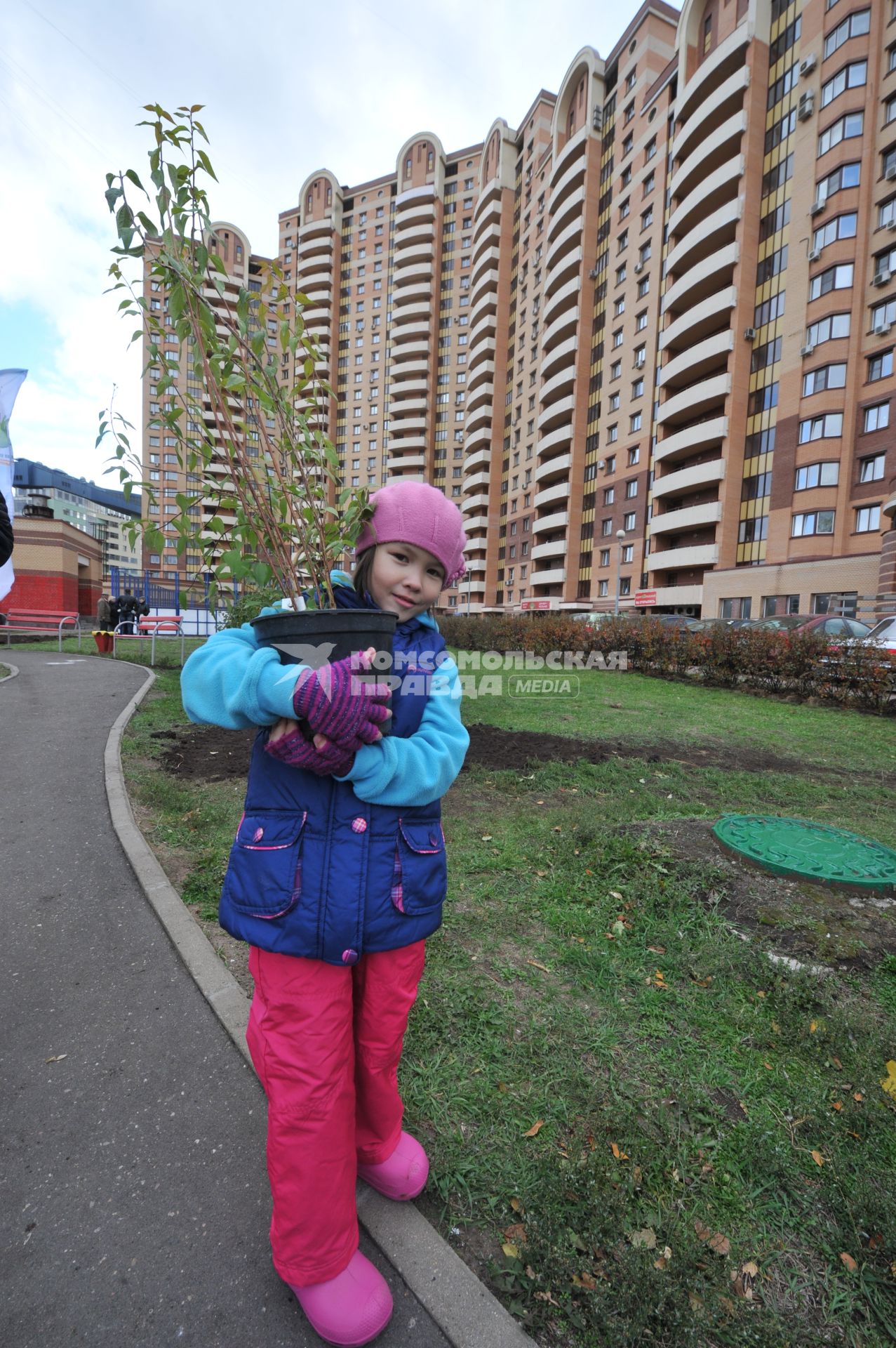 Акция КП `Сделаем Москву парком` в Таганском районе. На снимке:  дочка специального корреспондента КП Натальи Варсеговой (Ко) Ксения.