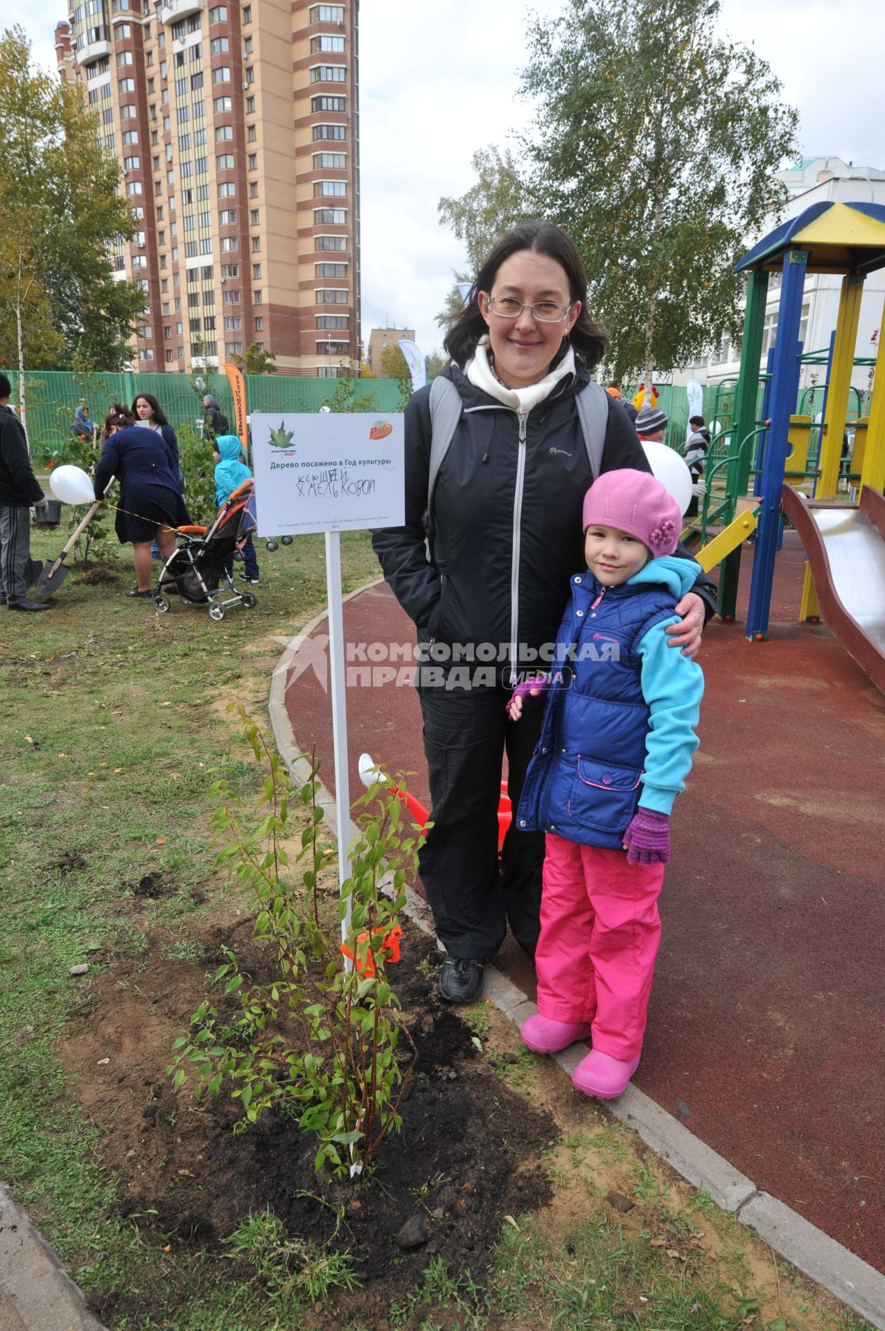 Акция КП `Сделаем Москву парком` в Таганском районе. На снимке: специальный корреспондент КП Наталья Варсегова (Ко) с дочкой Ксенией.