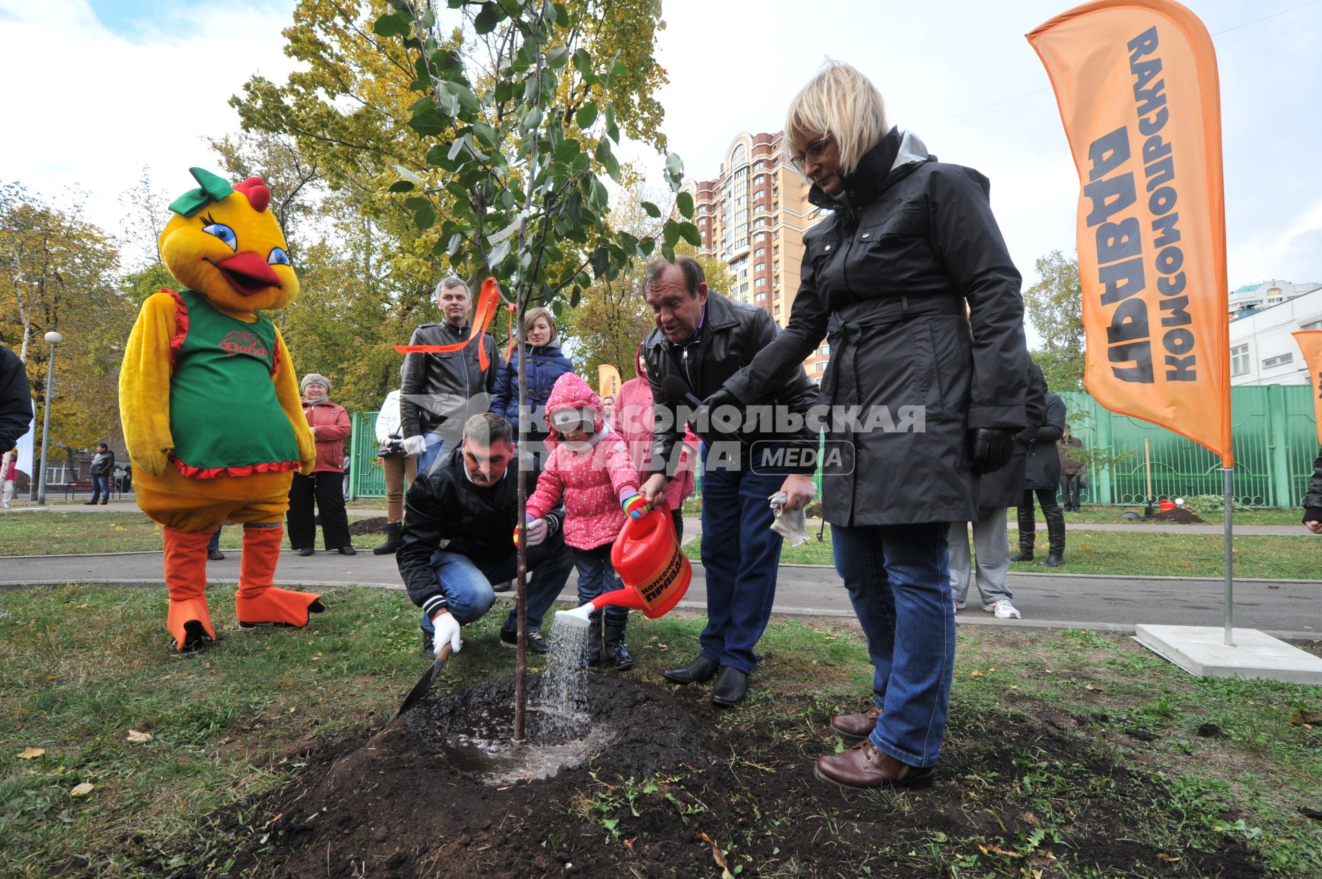 Акция КП `Сделаем Москву парком` в Таганском районе. На снимке: заместитель мэра Москвы по вопросам жилищно-коммунального хозяйства и благоустройства Петр Бирюков (второй справа) и директор питомника Савватеевых Ирина Савватеева (справа).