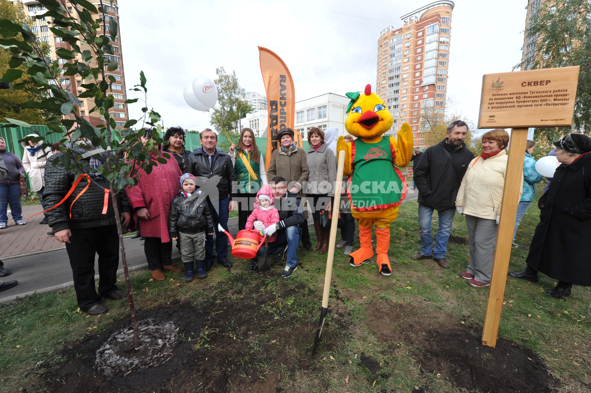 Акция КП `Сделаем Москву парком` в Таганском районе. На снимке: заместитель мэра Москвы по вопросам жилищно-коммунального хозяйства и благоустройства Петр Бирюков (второй слева).