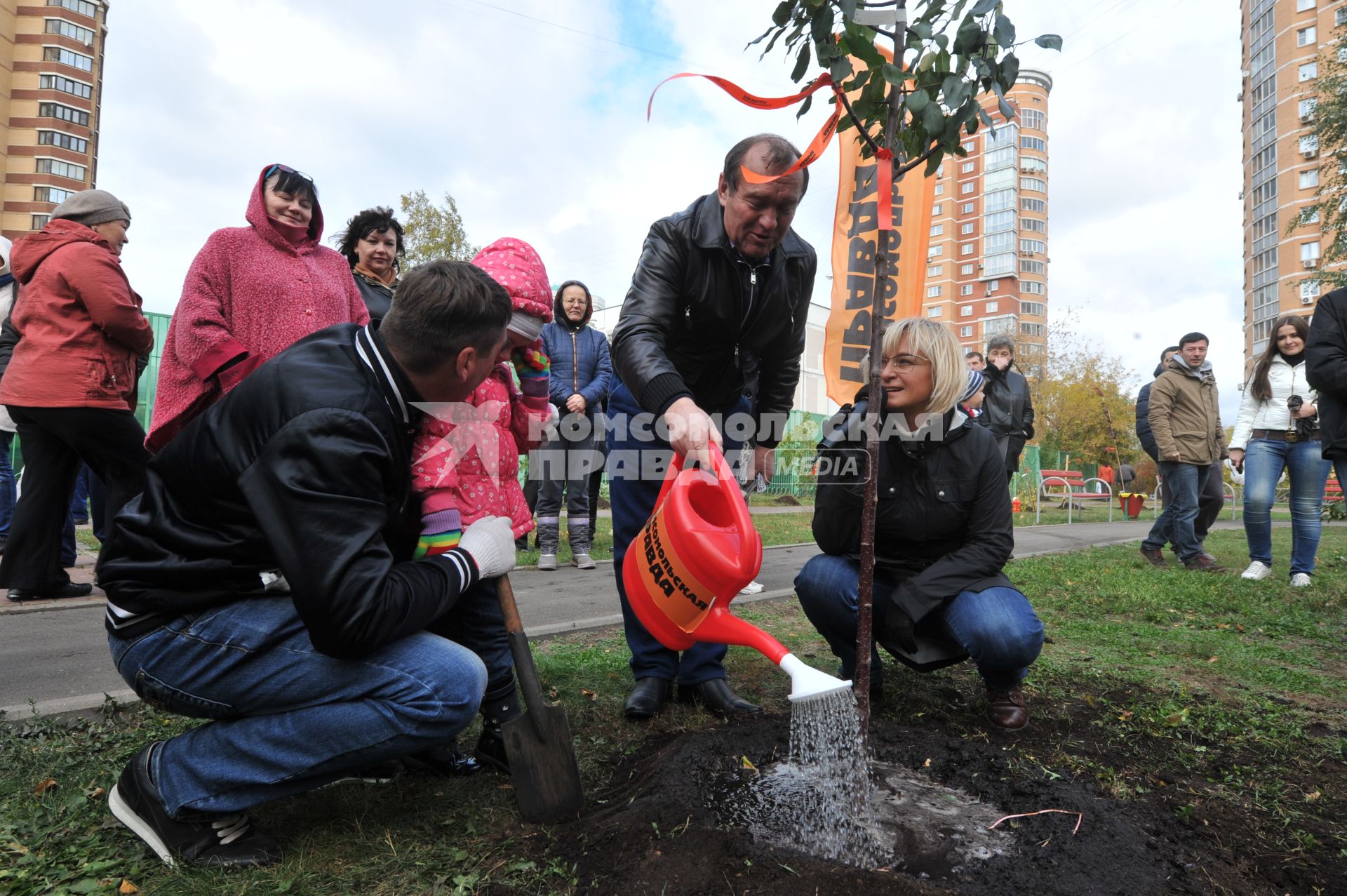 Акция КП `Сделаем Москву парком` в Таганском районе. На снимке: заместитель мэра Москвы по вопросам жилищно-коммунального хозяйства и благоустройства Петр Бирюков (второй справа) и директор питомника Савватеевых Ирина Савватеева (справа).