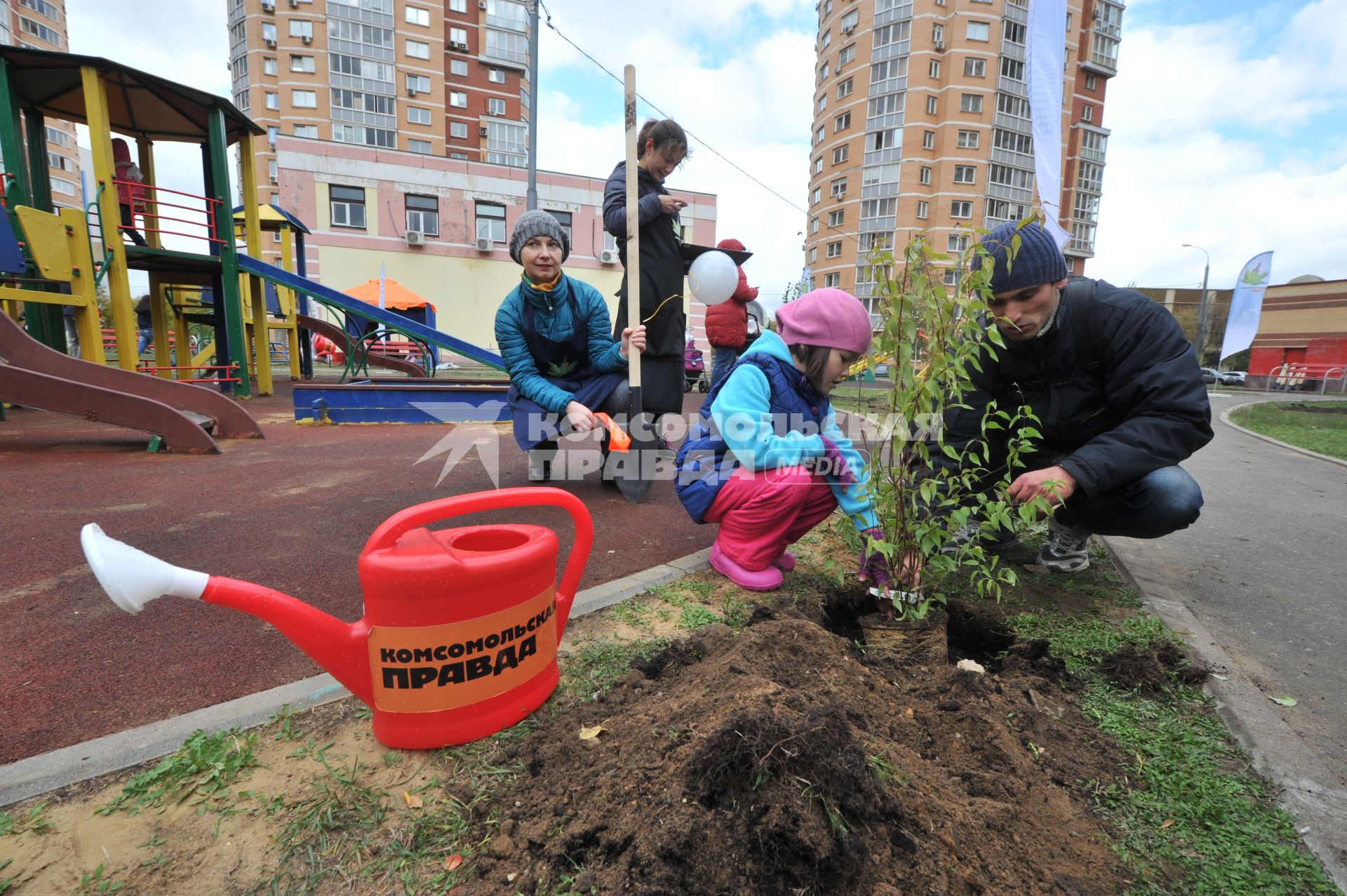 Акция КП `Сделаем Москву парком` в Таганском районе. На снимке:  директор по продвижению газеты КП Наталья Алешина (слева) и дочка специального корреспондента КП Натальи Варсеговой (Ко) Ксения.