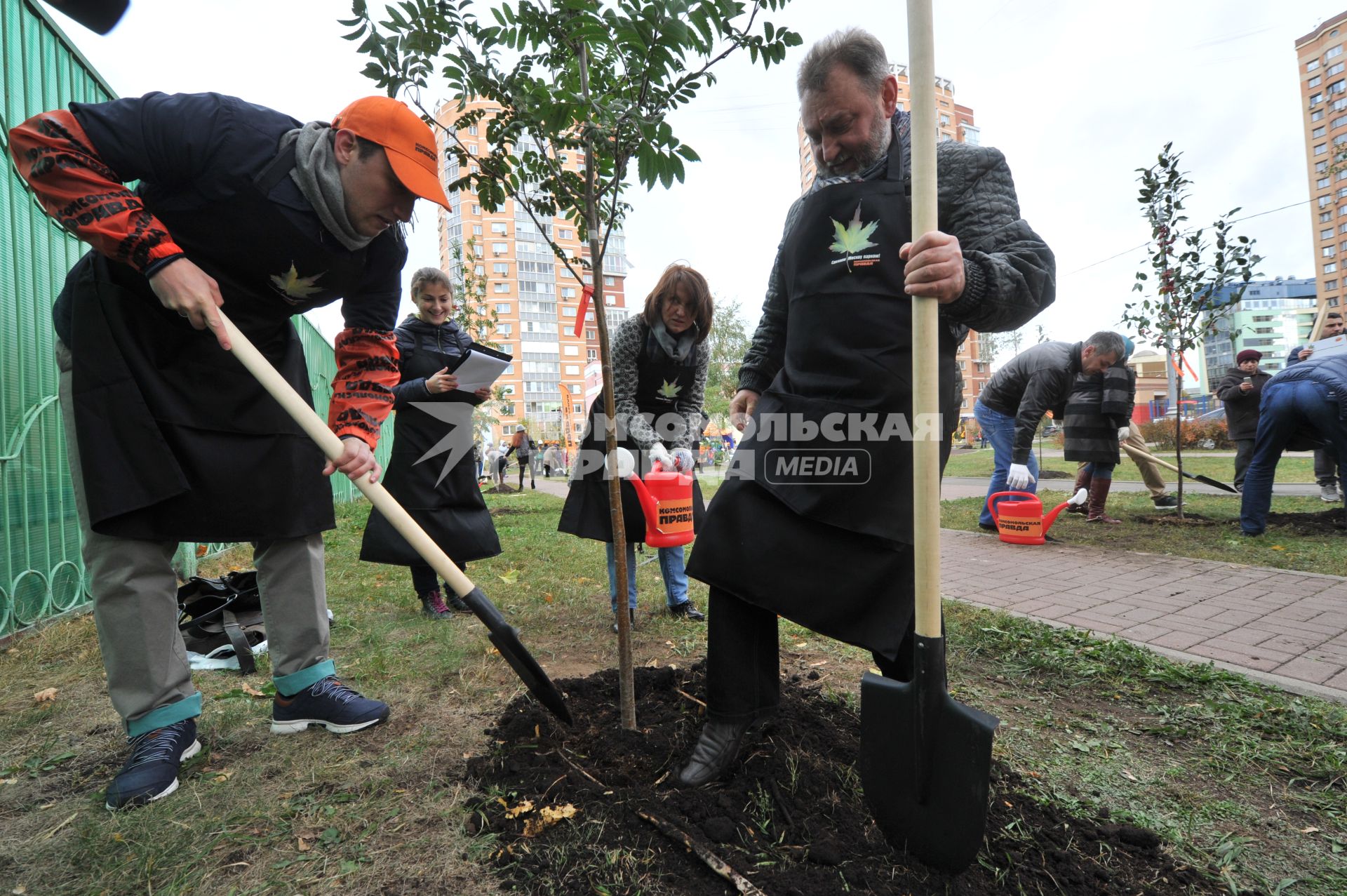 Акция КП `Сделаем Москву парком` в Таганском районе. На снимке (слева направо): заместитель редактора радио КП Антон Кочелаев (Челышев), корреспондент КП Александра Крылова, заместитель генерального директора по взаимодействию с органами власти Светлана Алаева и заместитель главного редактора КП Николай Ефимович.