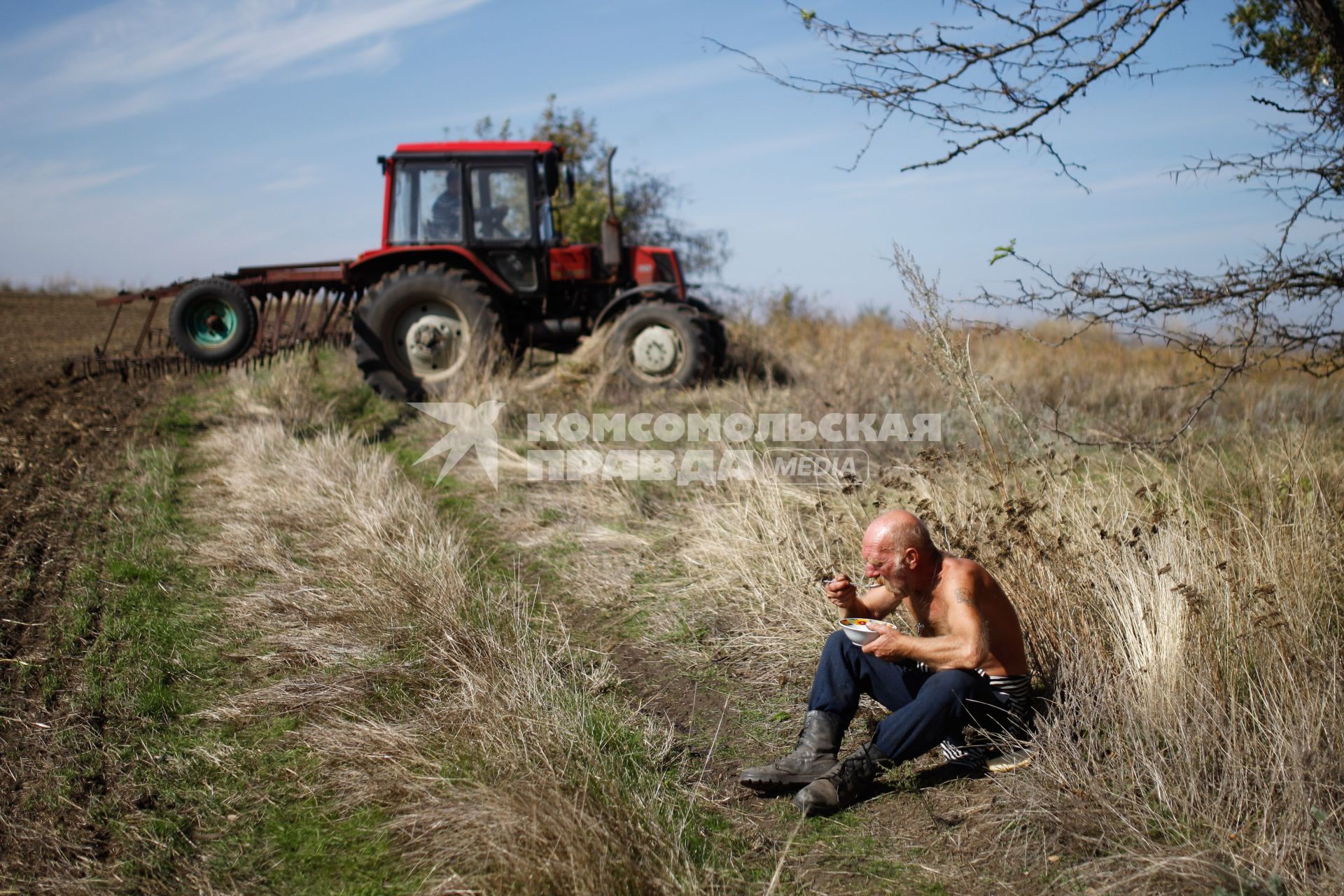 Посевная озимого ячменя. Рабочий на обеде.