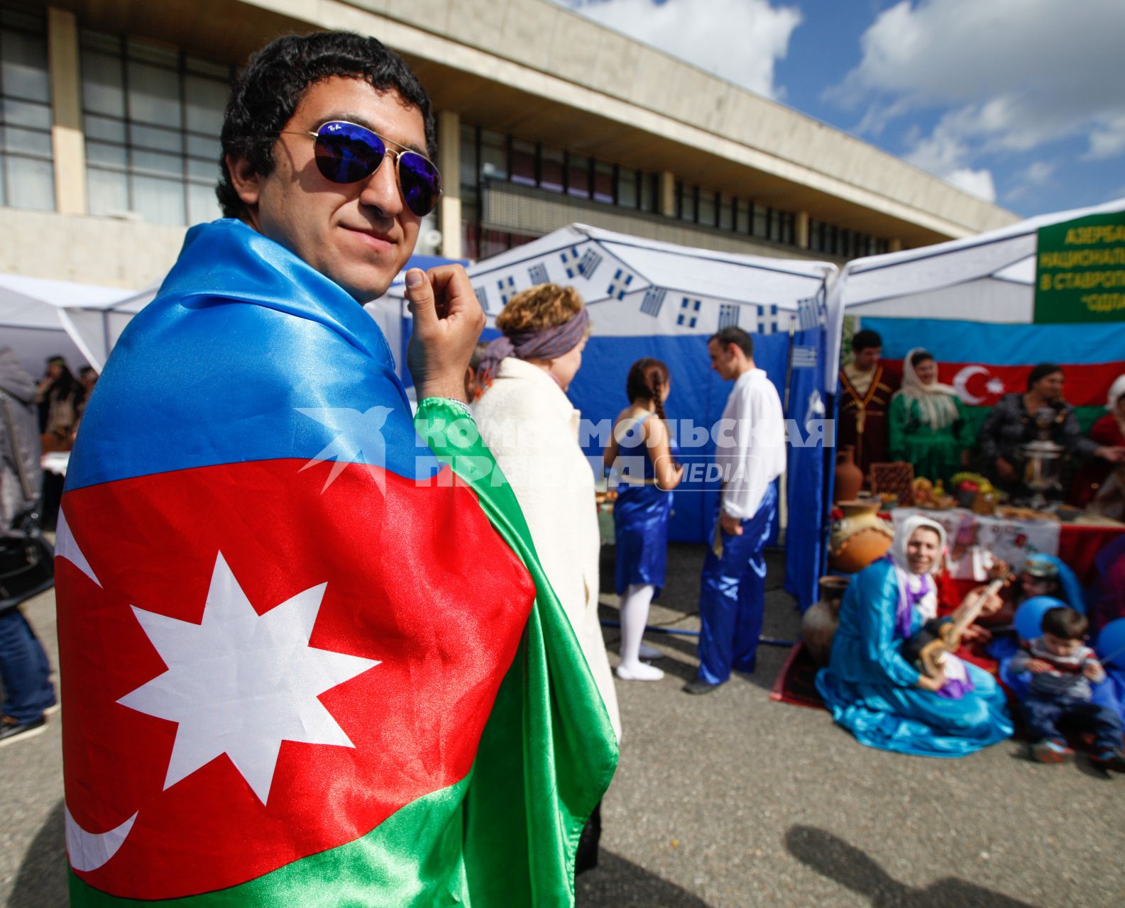 В Ставрополе открылся Дом дружбы. Мужчина с азербайджанским флагом.