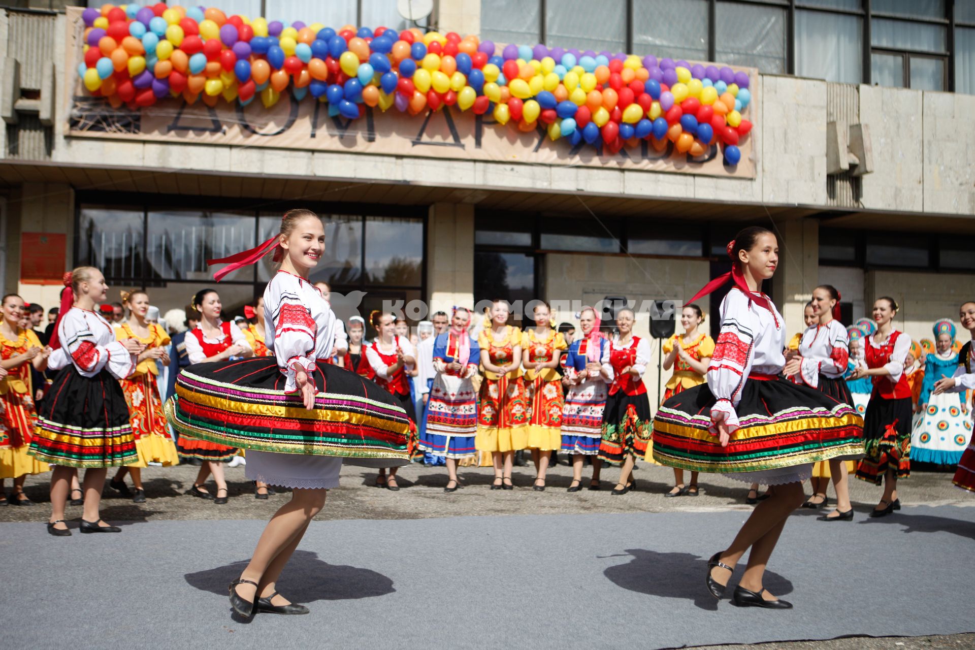 В Ставрополе открылся Дом дружбы. Девушки танцуют.