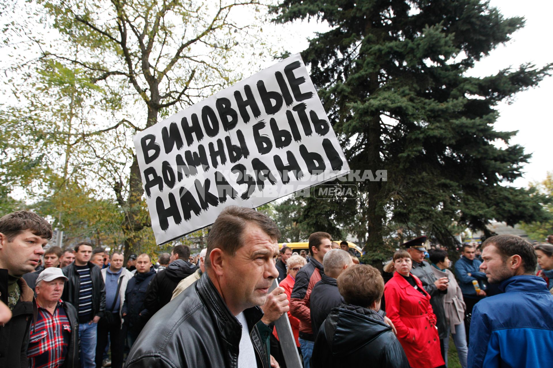 Несанкционированный сход граждан в Минеральных водах, вызванный резонансной массовой дракой со смертельным исходом в центральной районной больнице.