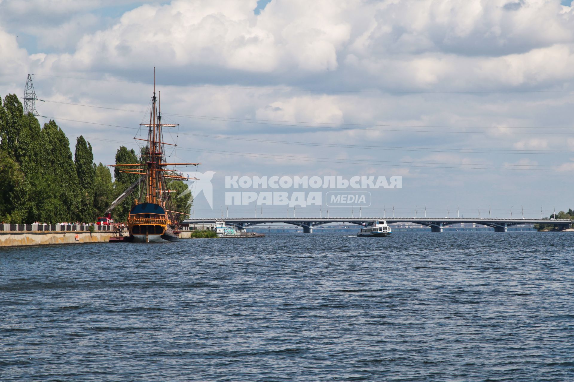 Вид на Чернавский мост и точную копию корабля Гото Предестинация в Воронеже