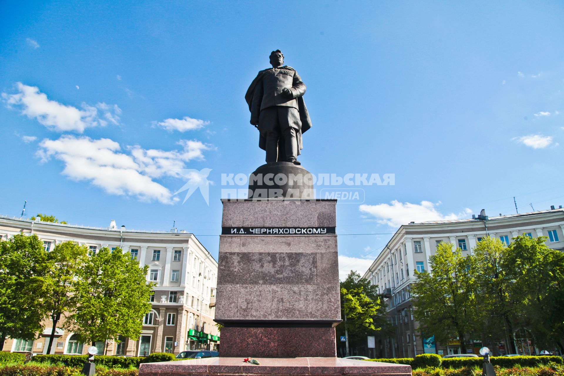 Памятник дважды герою Советского Союза генералу Ивану Даниловичу Черняховскому (скульптор Н. В. Томский).