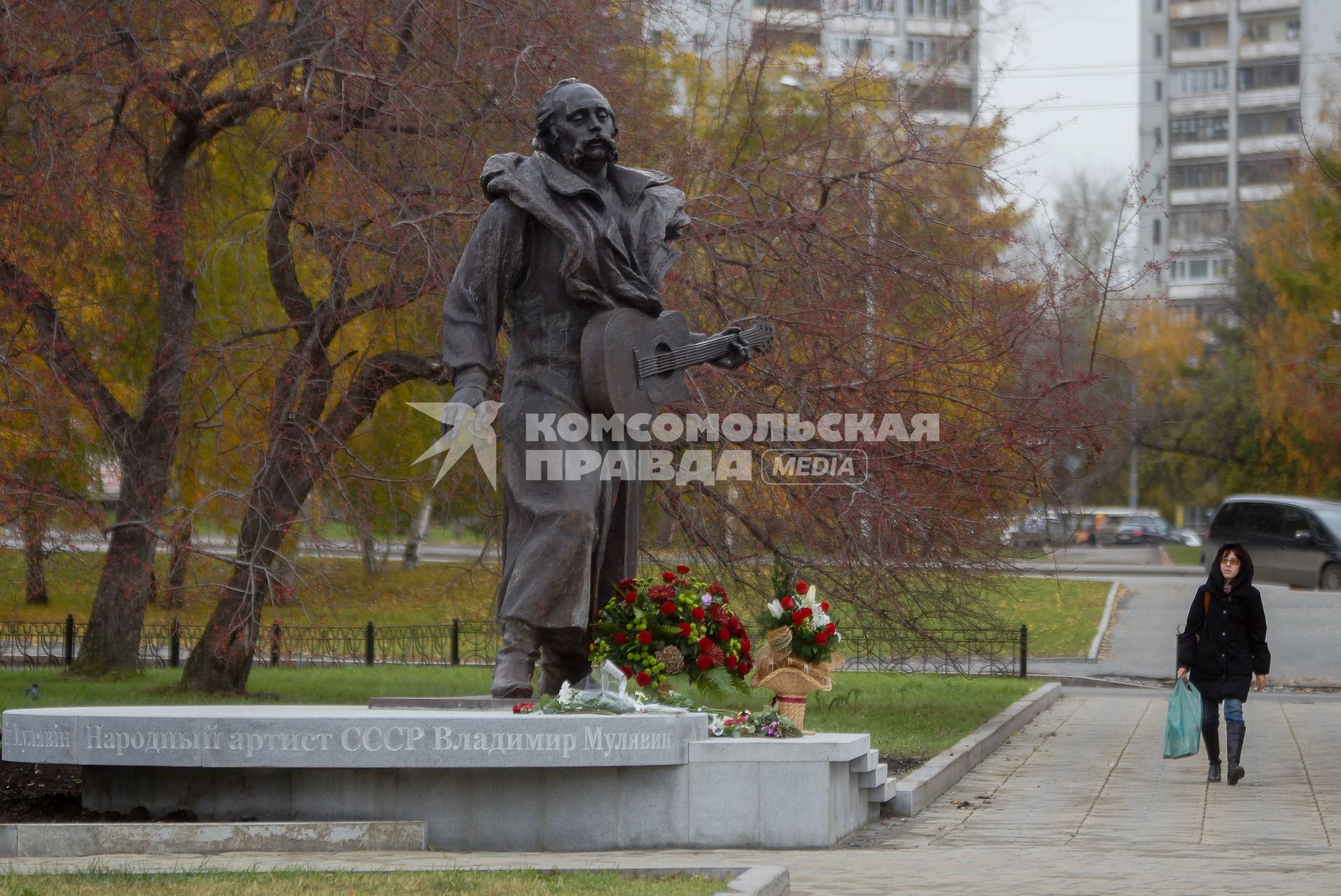 Памятник народному артисту СССР Владимиру Мулявину (Ансамбль \"Песняры\") в Екатеринбурге у кинотеатра \"Космос\"