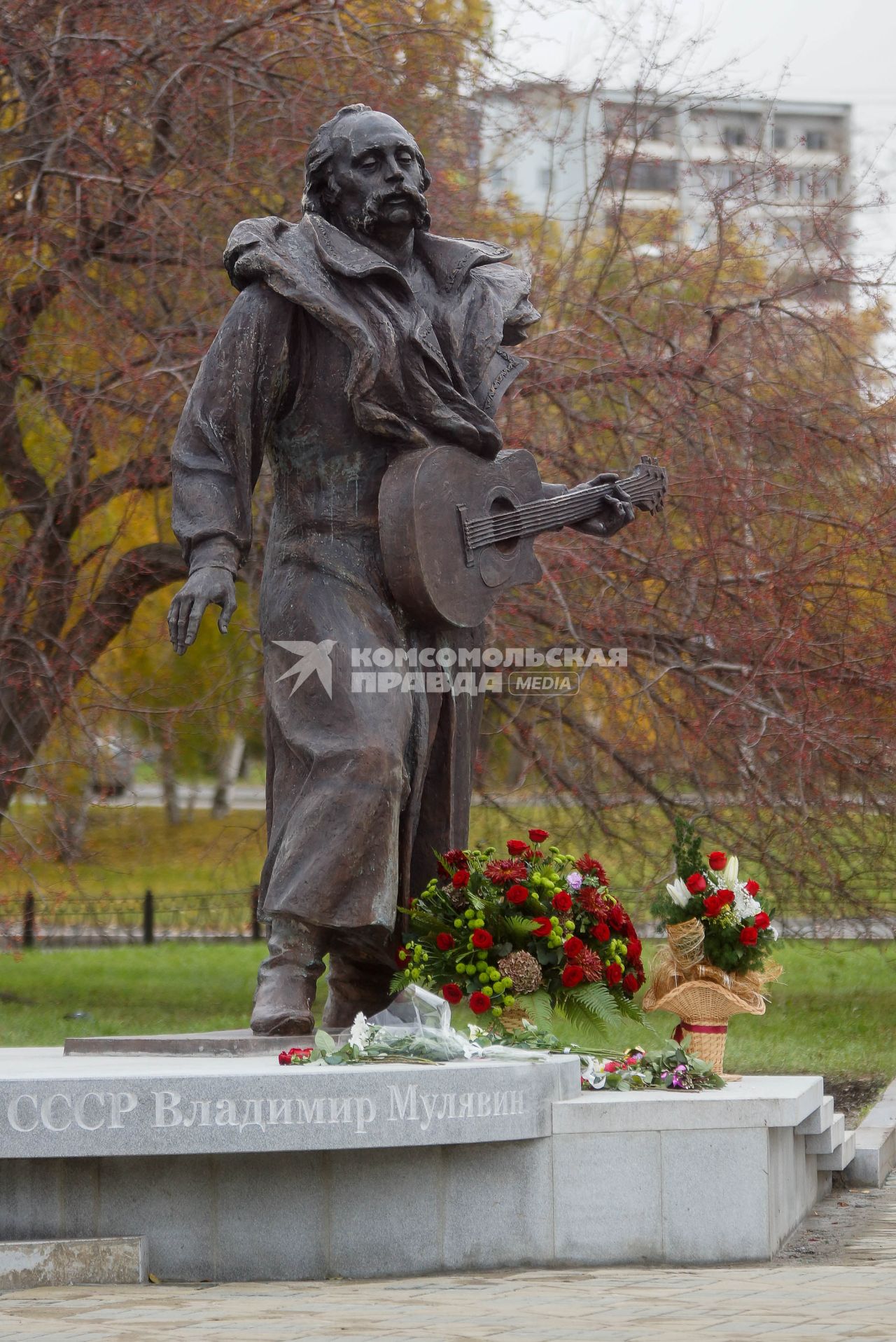 Памятник народному артисту СССР Владимиру Мулявину (Ансамбль \"Песняры\") в Екатеринбурге у кинотеатра \"Космос\"