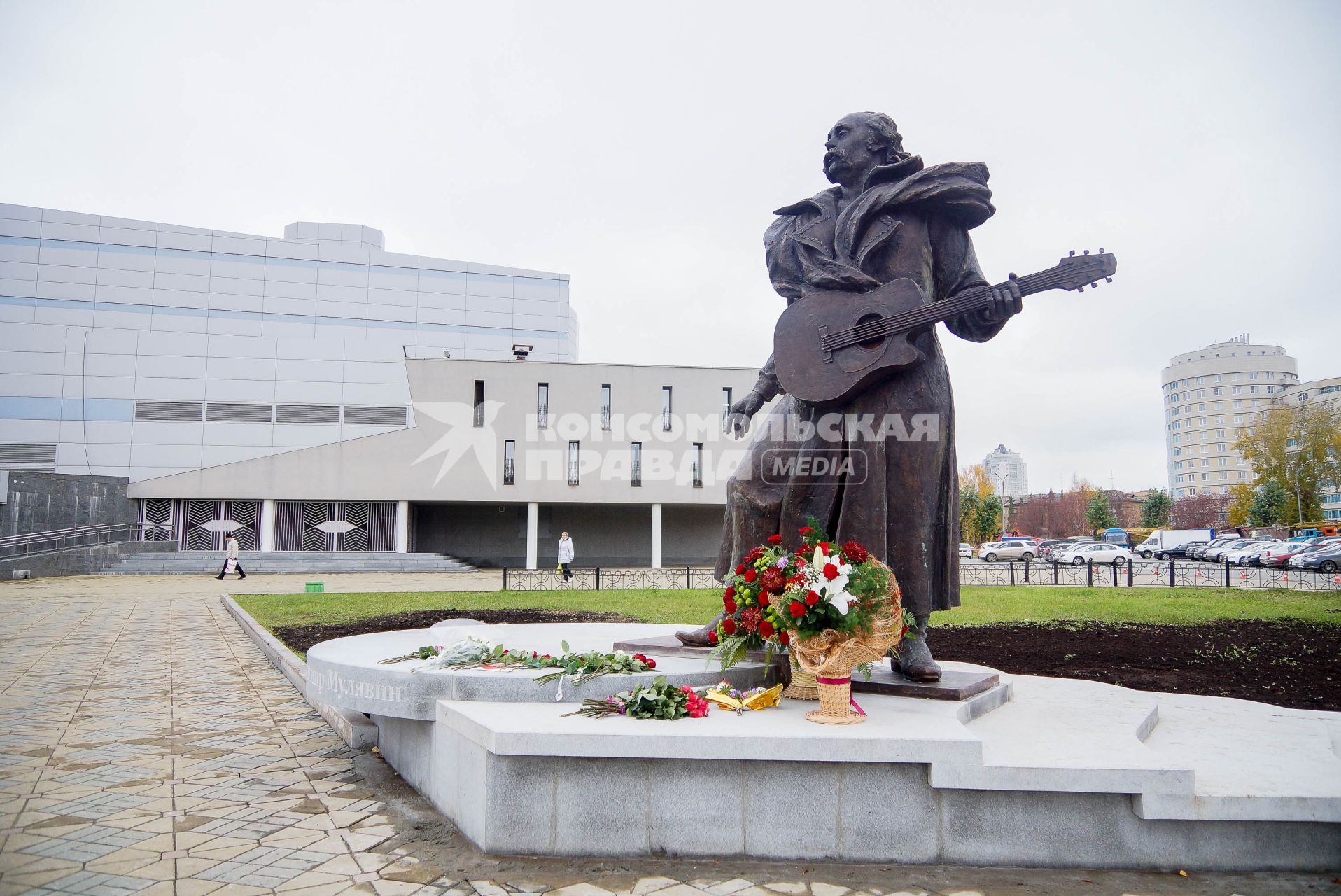 Памятник народному артисту СССР Владимиру Мулявину (Ансамбль \"Песняры\") в Екатеринбурге у кинотеатра \"Космос\"