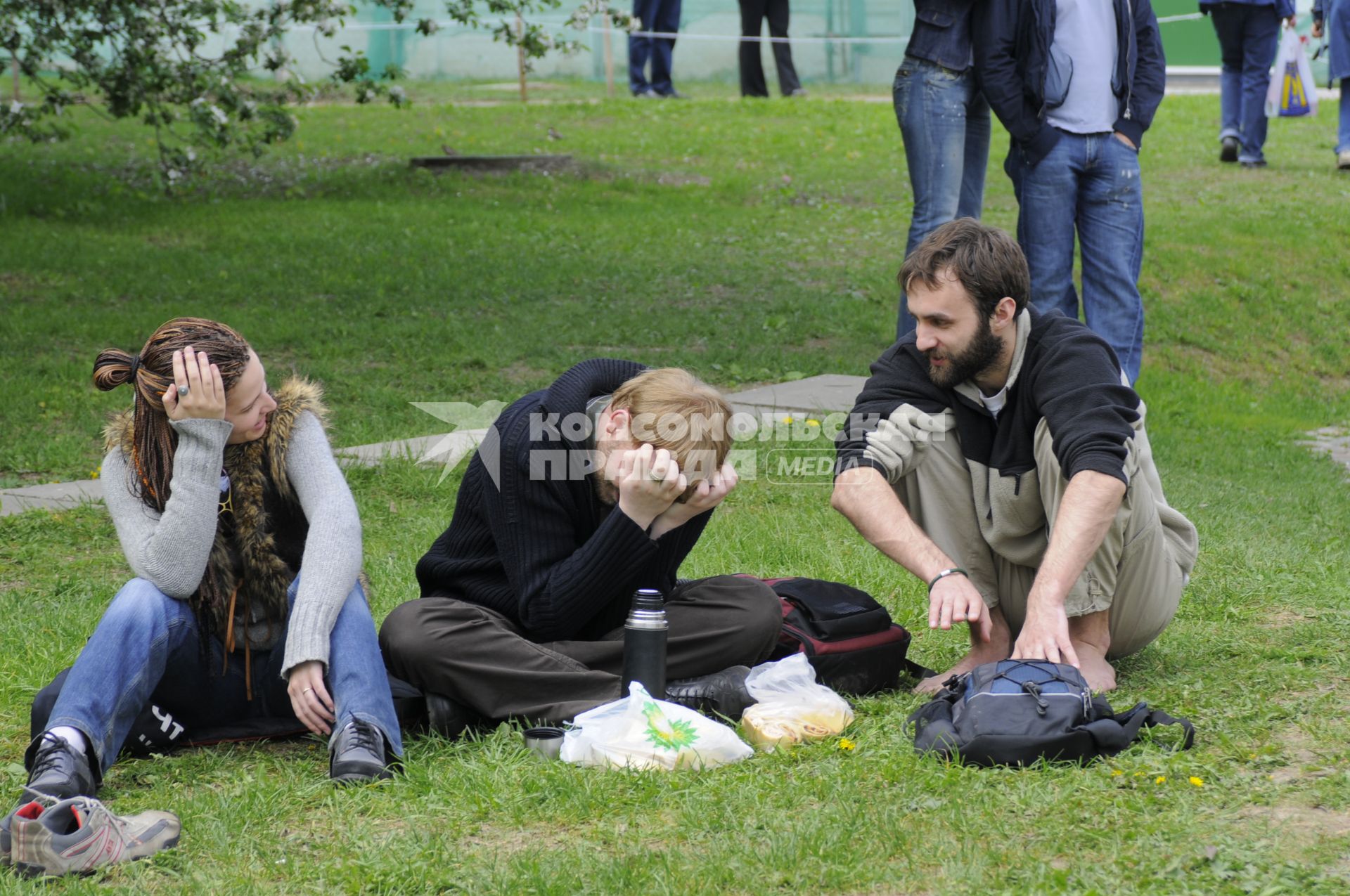 Музей-заповедник Коломенское. На снимке: люди отдыхают на траве.