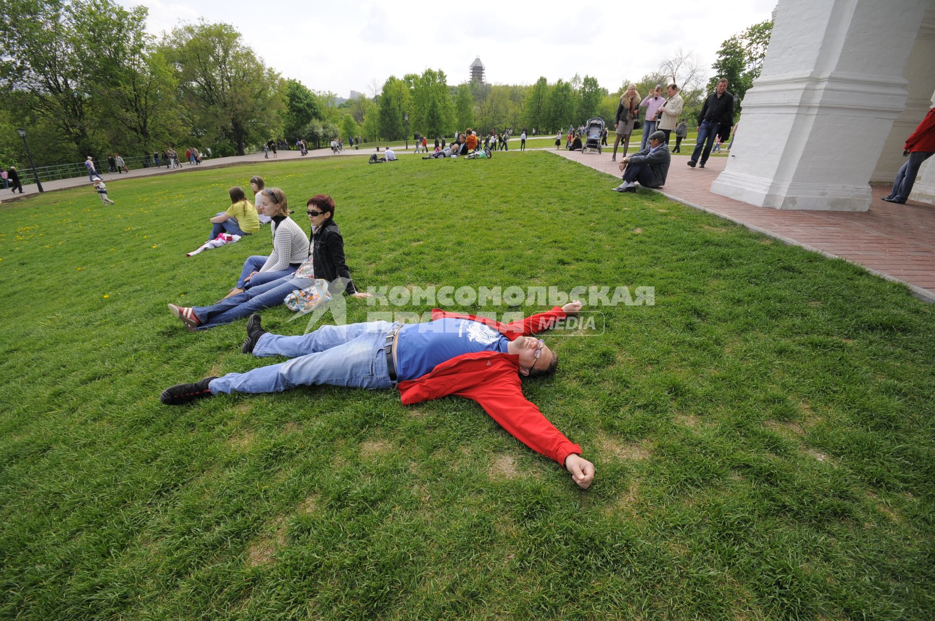 Музей-заповедник Коломенское. На снимке: люди отдыхают на траве.