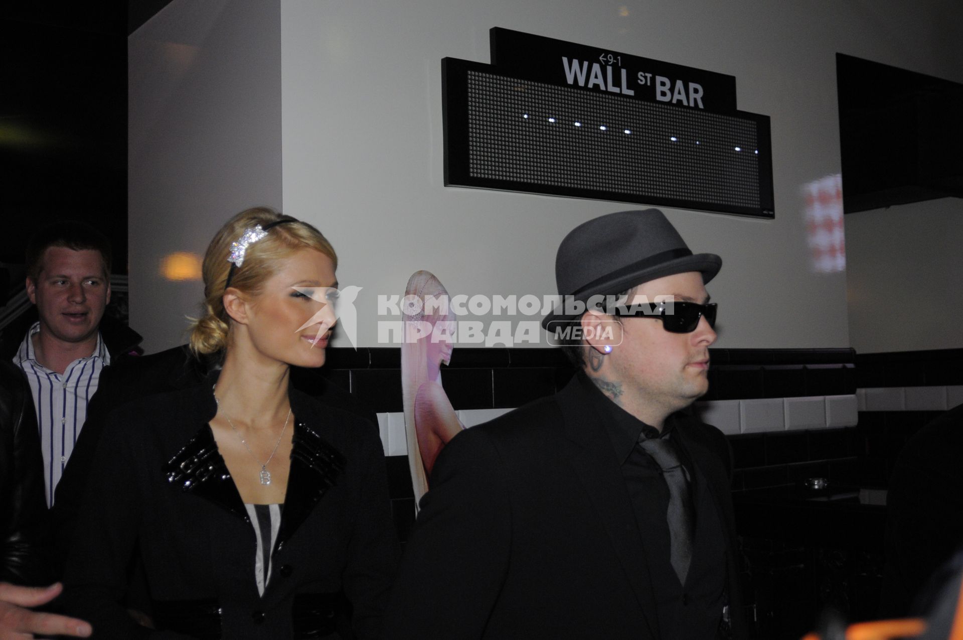 Презентация духов `Paris Hilton Can Can` в в Wall Street Bar. На снимке: певица, актриса Пэрис Хилтон и ее бойфренд, участник группы `Good Charlotte` Бенджи Мэдден.