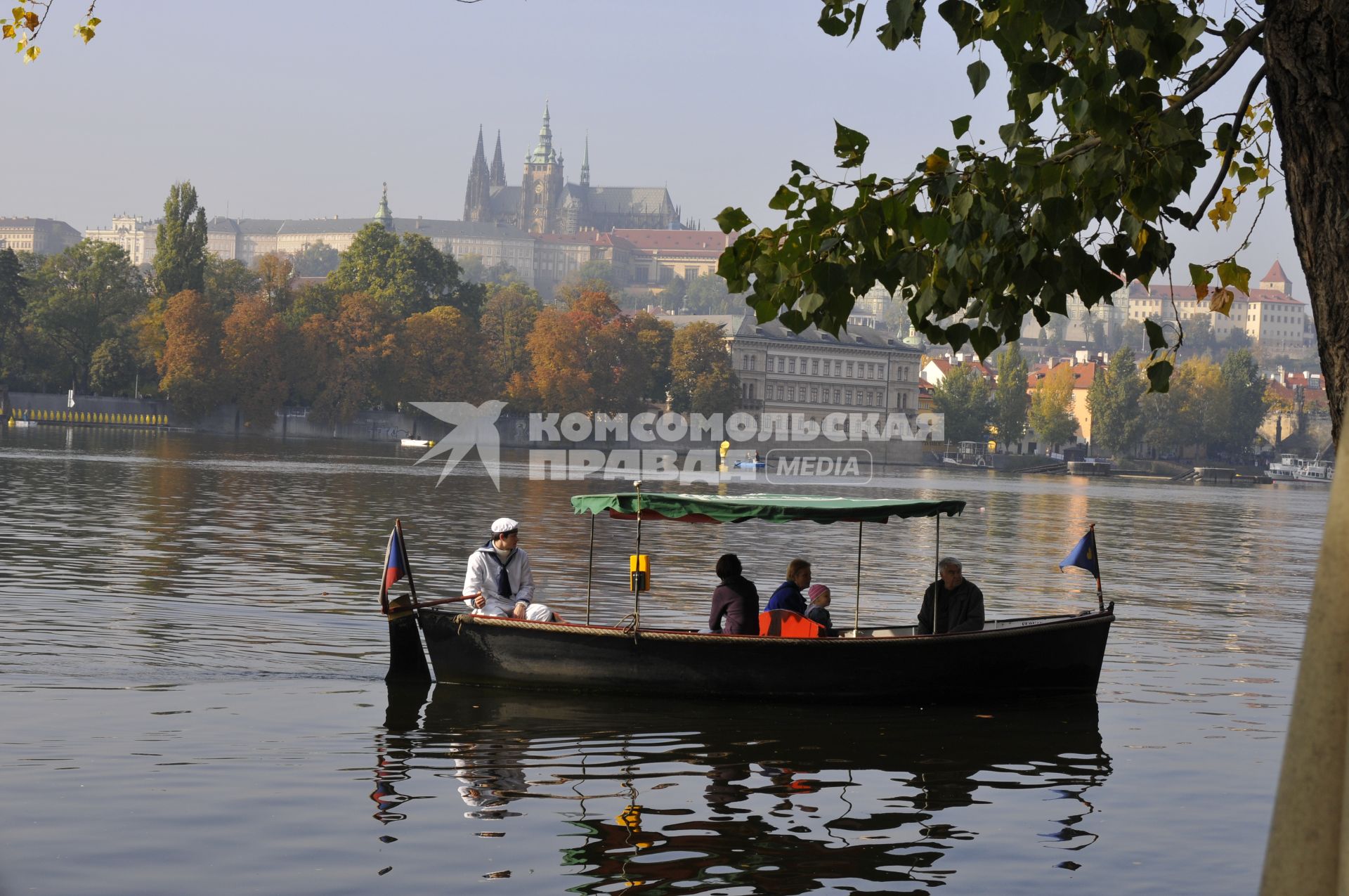 Виды Праги. На снимке: туристы катаются на лодке по река Влтава.