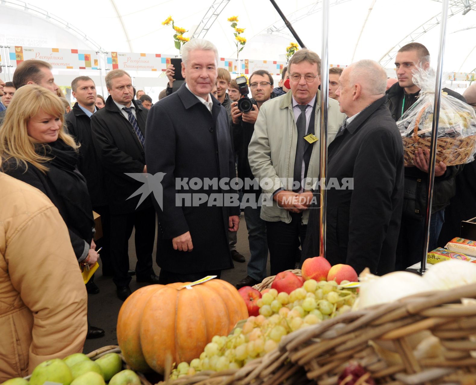 XVI Российская агропромышленная выставка `Золотая осень - 2014` на ВВЦ. На снимке: заместитель мэра Москвы по вопросам экономической политики и имущественно-земельных отношений Наталья Сергунина и мэр Москвы Сергей Собянин (в центре).