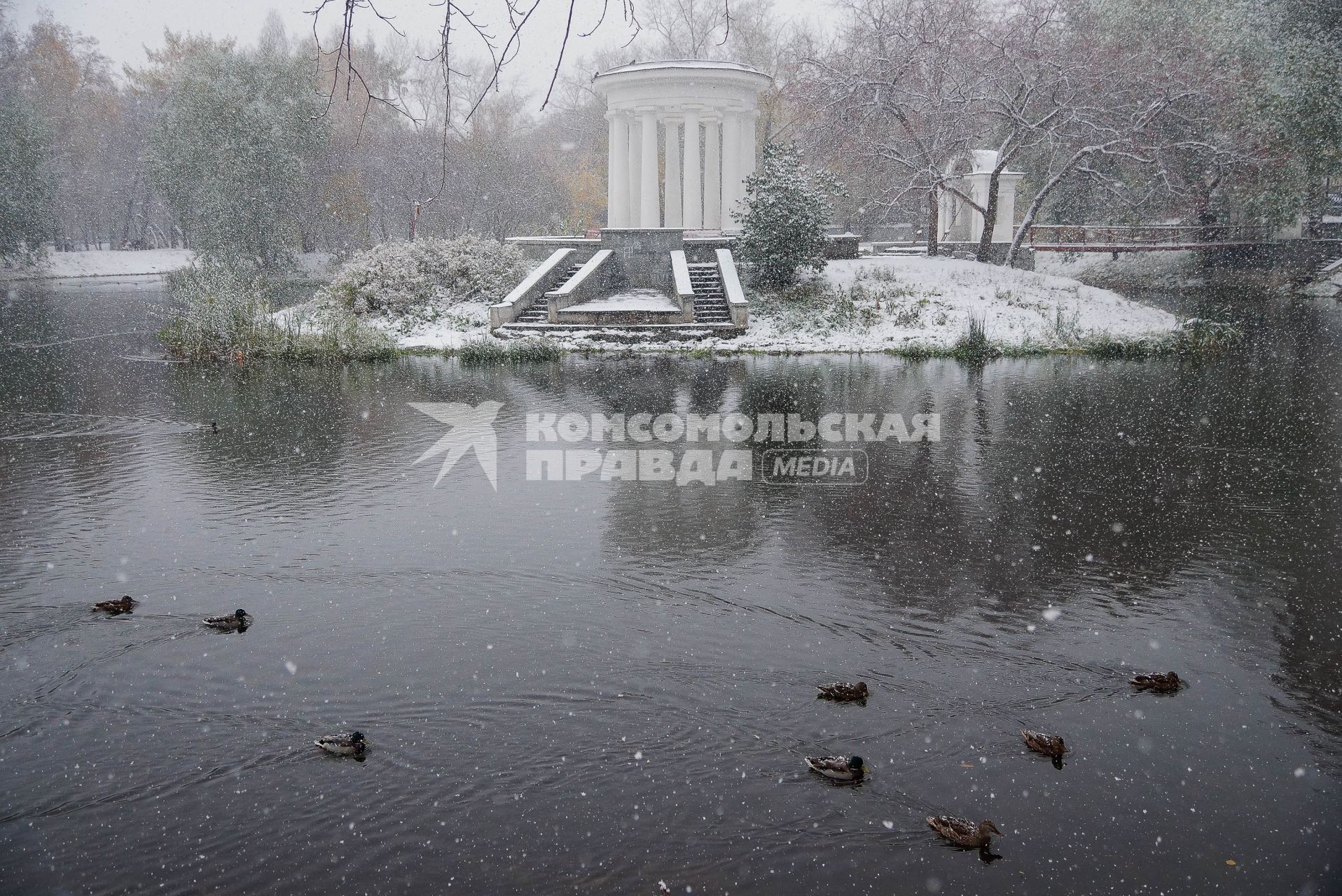 Харитоновский парк в Екатеринбурге во время снегопада