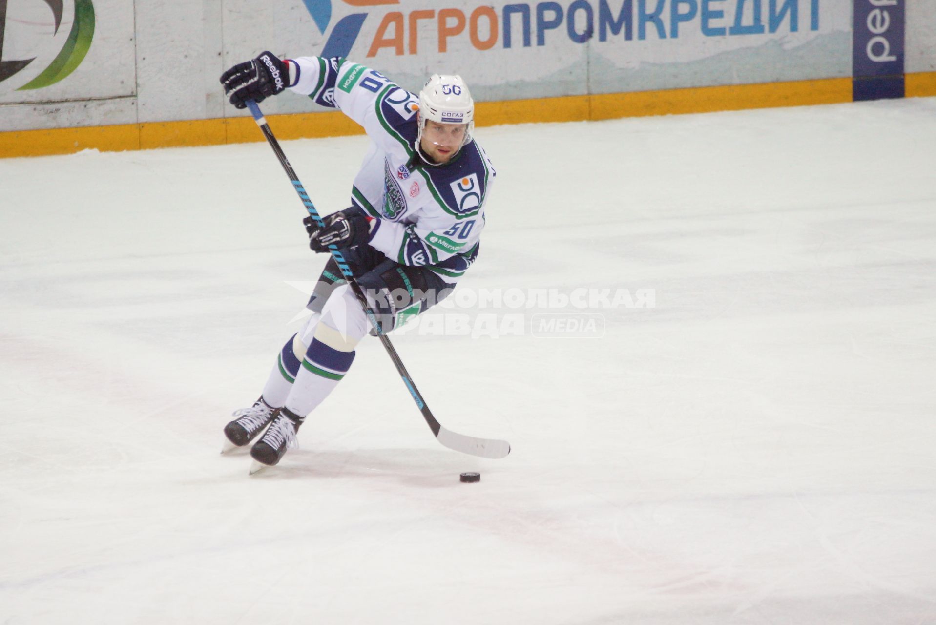 Хоккейный матч КХЛ: \"Автомобилист\" 1-0 \"Югра\" (Ханты-Мансийск). ХК Югра №50 Иван Яценко