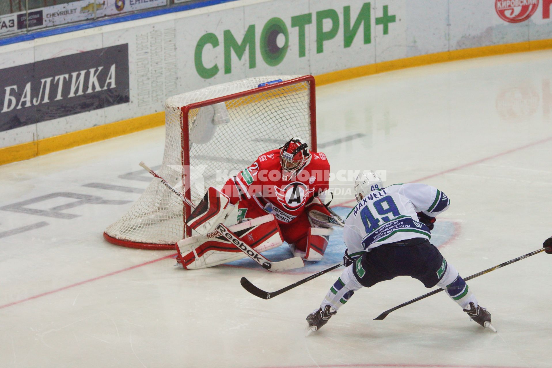 Хоккейный матч КХЛ: \"Автомобилист\" 1-0 \"Югра\" (Ханты-Мансийск). ХК Автомобилист №21 Якуб Коварж ХК Югра №49 Бен Максвел