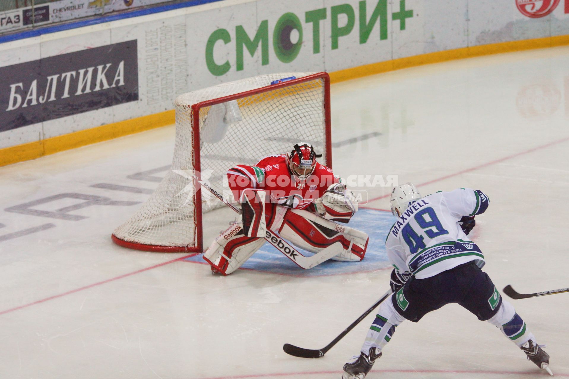 Хоккейный матч КХЛ: \"Автомобилист\" 1-0 \"Югра\" (Ханты-Мансийск). ХК Автомобилист №21 Якуб Коварж ХК Югра №49 Бен Максвел