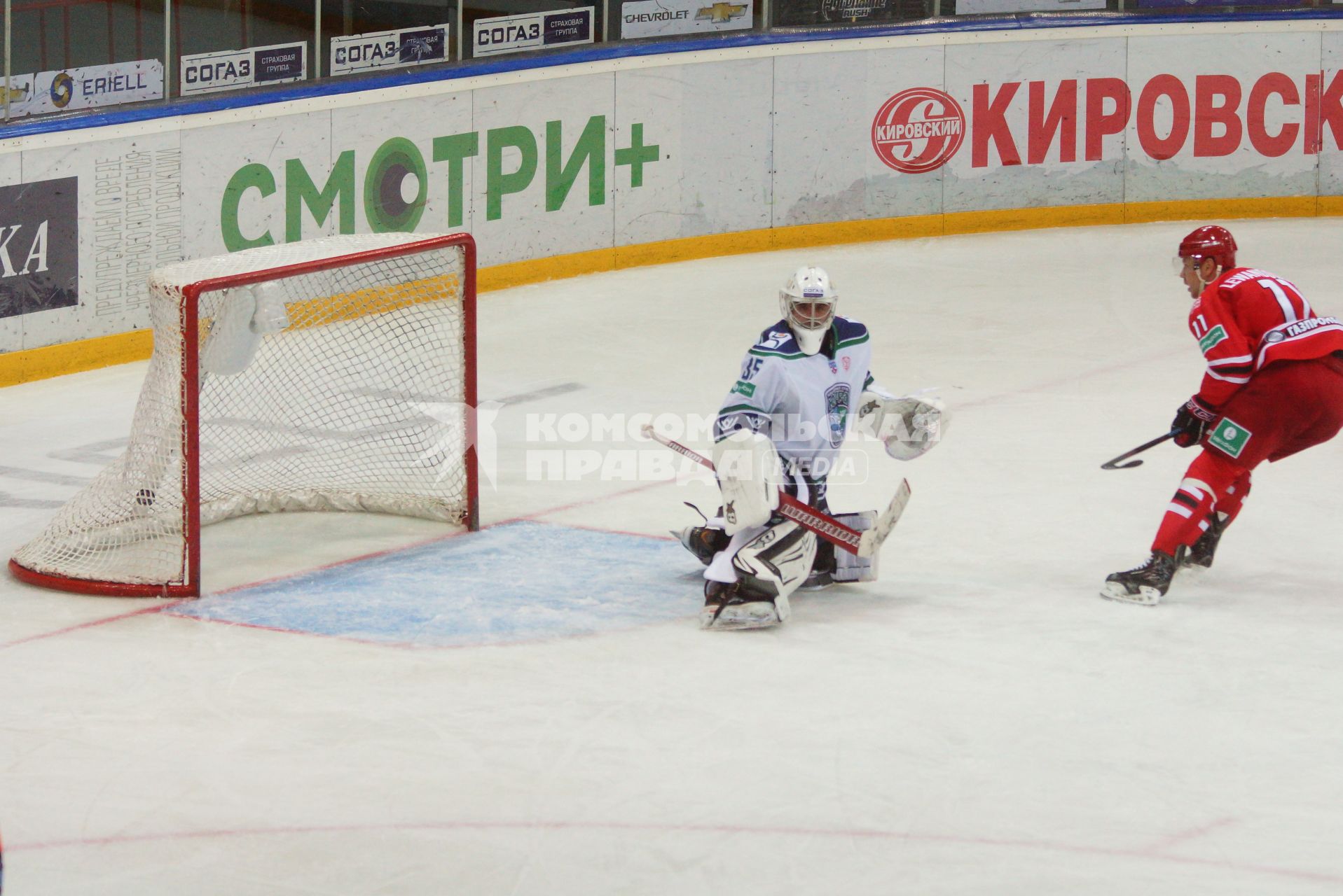 Хоккейный матч КХЛ: \"Автомобилист\" 1-0 \"Югра\" (Ханты-Мансийск).ХК Югра №35 Степан Горячевских