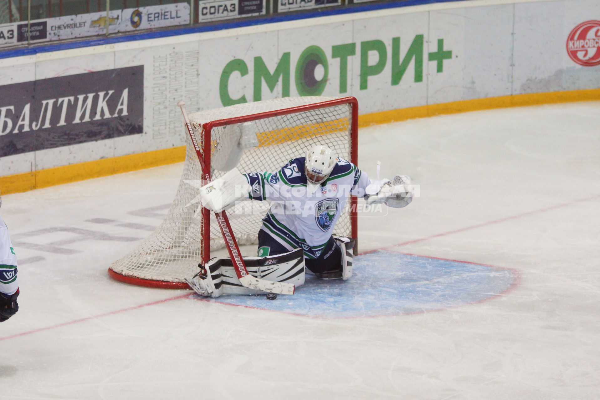 Хоккейный матч КХЛ: \"Автомобилист\" 1-0 \"Югра\" (Ханты-Мансийск). ХК Югра №35 Степан Горячевских