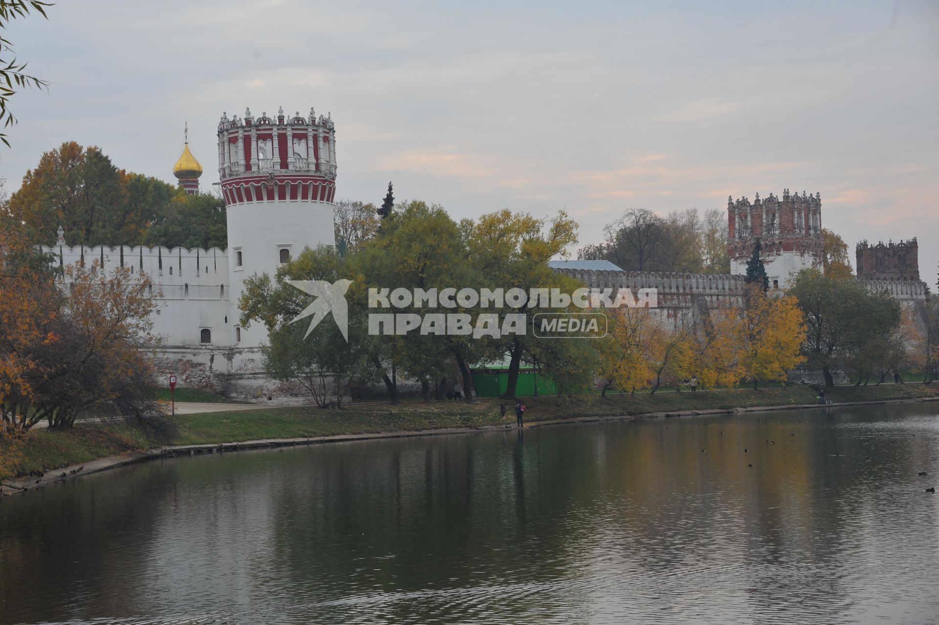 Виды Москвы.  Софьина башня Новодевичьего монастыря.