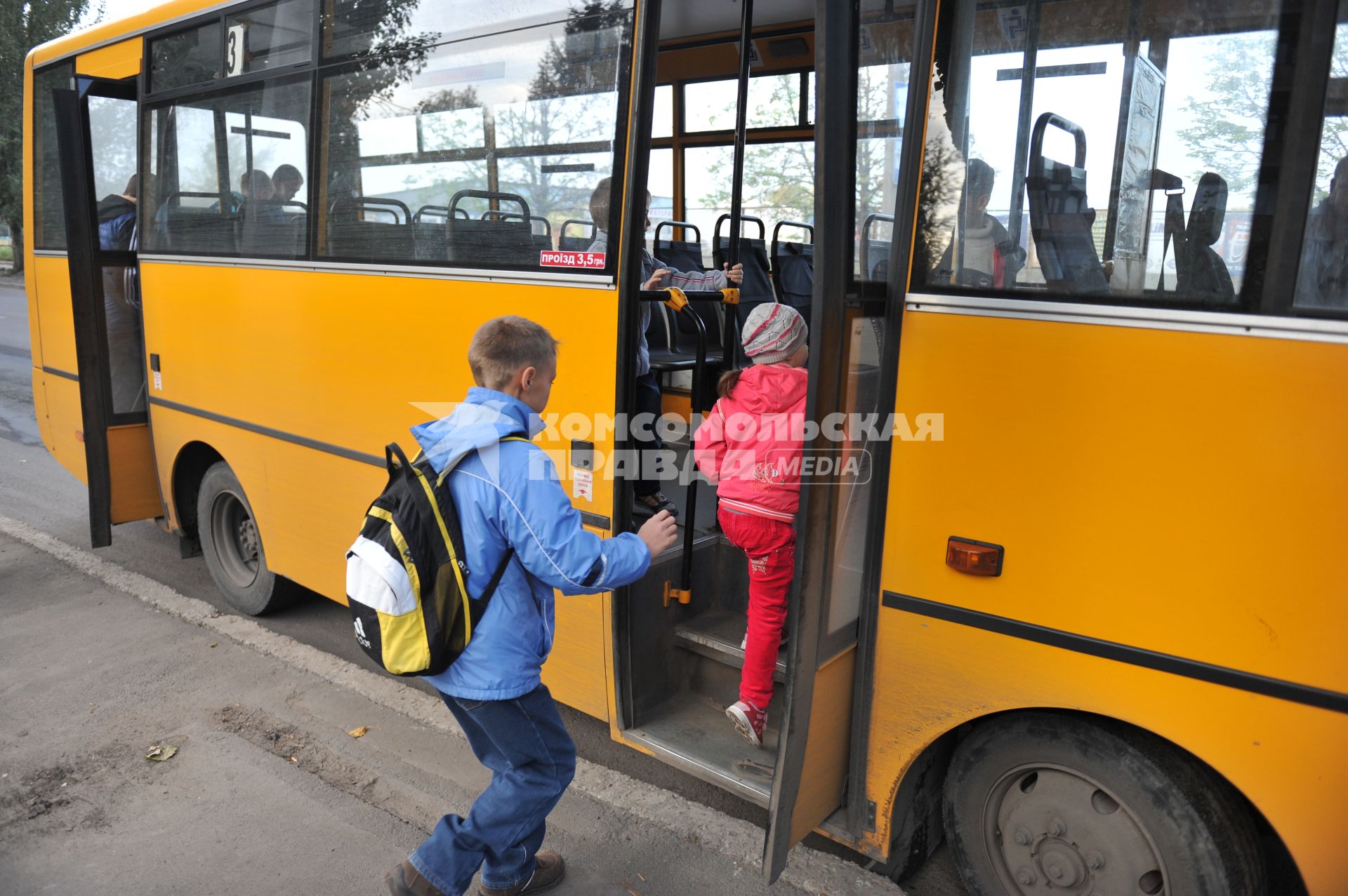 Донецк. Новый учебный год в ДНР. На снимке: ученики садятся в автобус и направляются в школу 124.