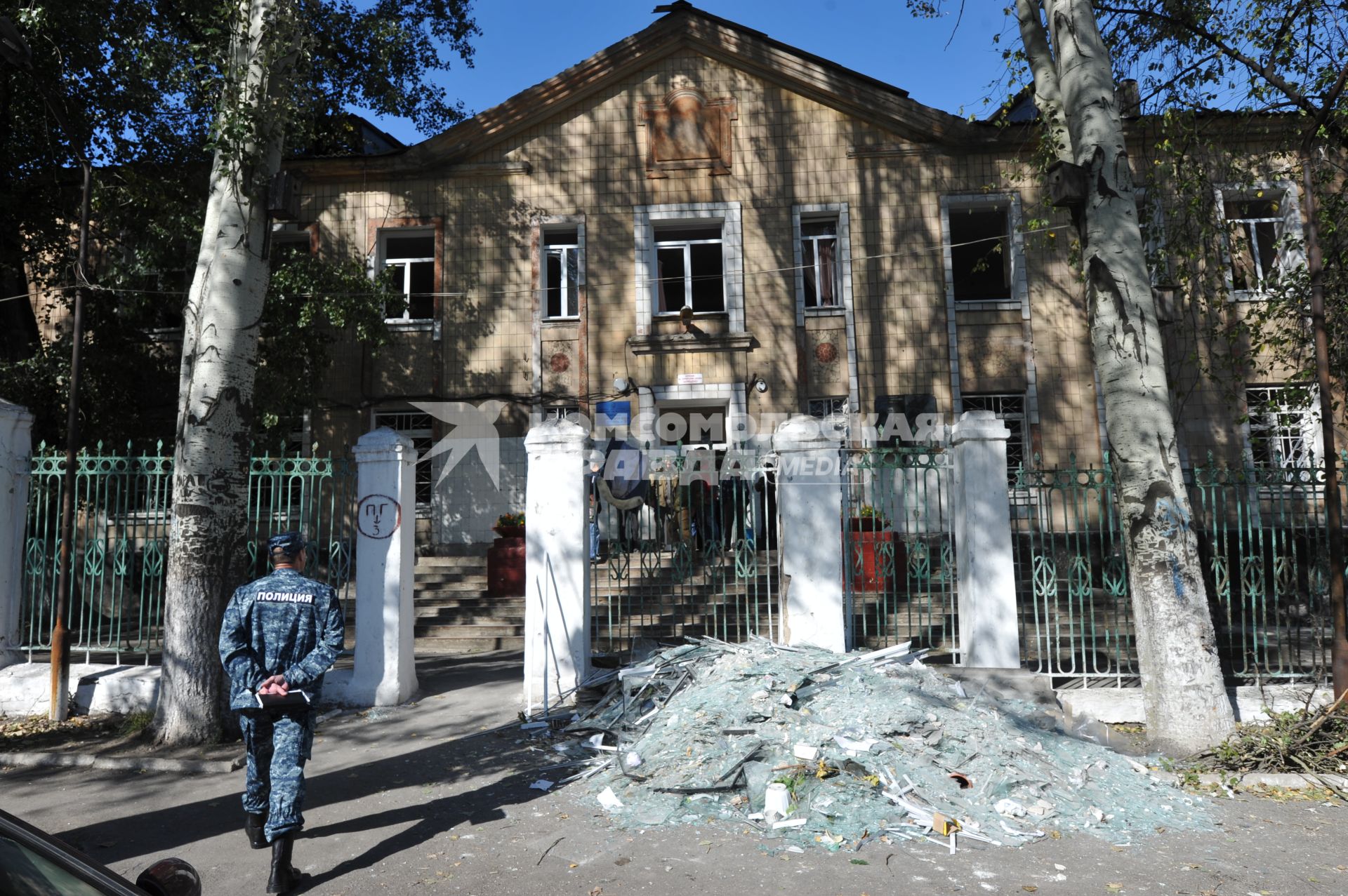 Донецк. 1 октября, в день начала учебного года, украинская нацгвардия нанесла мощный удар из реактивной системы залпового огня `Смерч` по городу. В результате пострадало 12 из 150 донецких школ. На снимке: здание школы 57, пострадавшей во время обстрела.