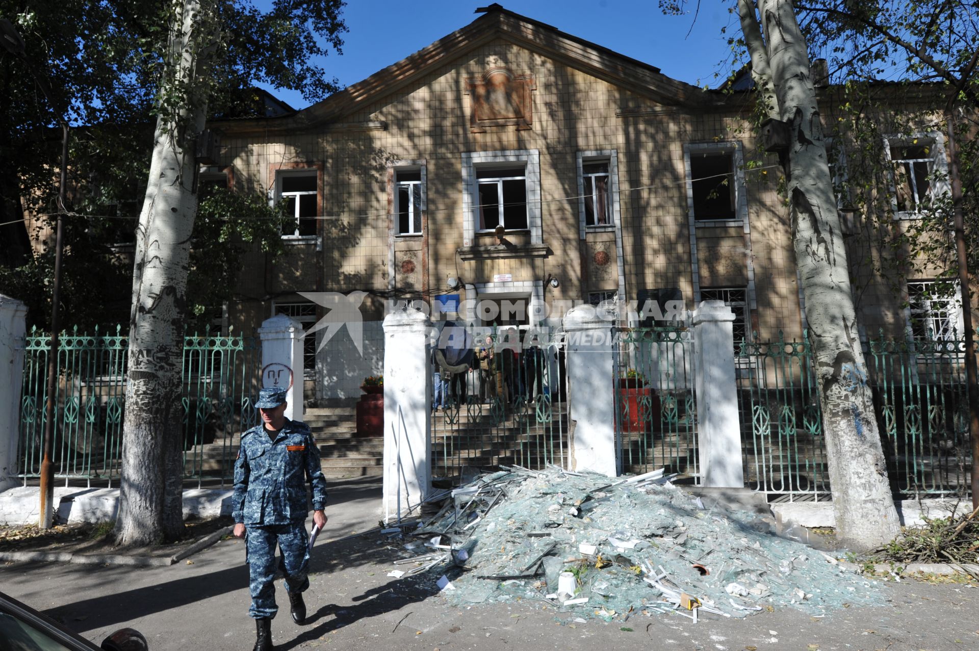 Донецк. 1 октября, в день начала учебного года, украинская нацгвардия нанесла мощный удар из реактивной системы залпового огня `Смерч` по городу. В результате пострадало 12 из 150 донецких школ. На снимке: здание школы 57, пострадавшей во время обстрела.