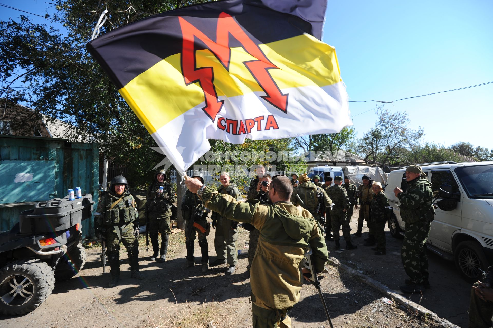 Донецк. Ополченцы ДНР штурмуют аэропорт, где находятся украинские войска. На снимке: ополченец держит имперский флаг с надписью `Спарта`.