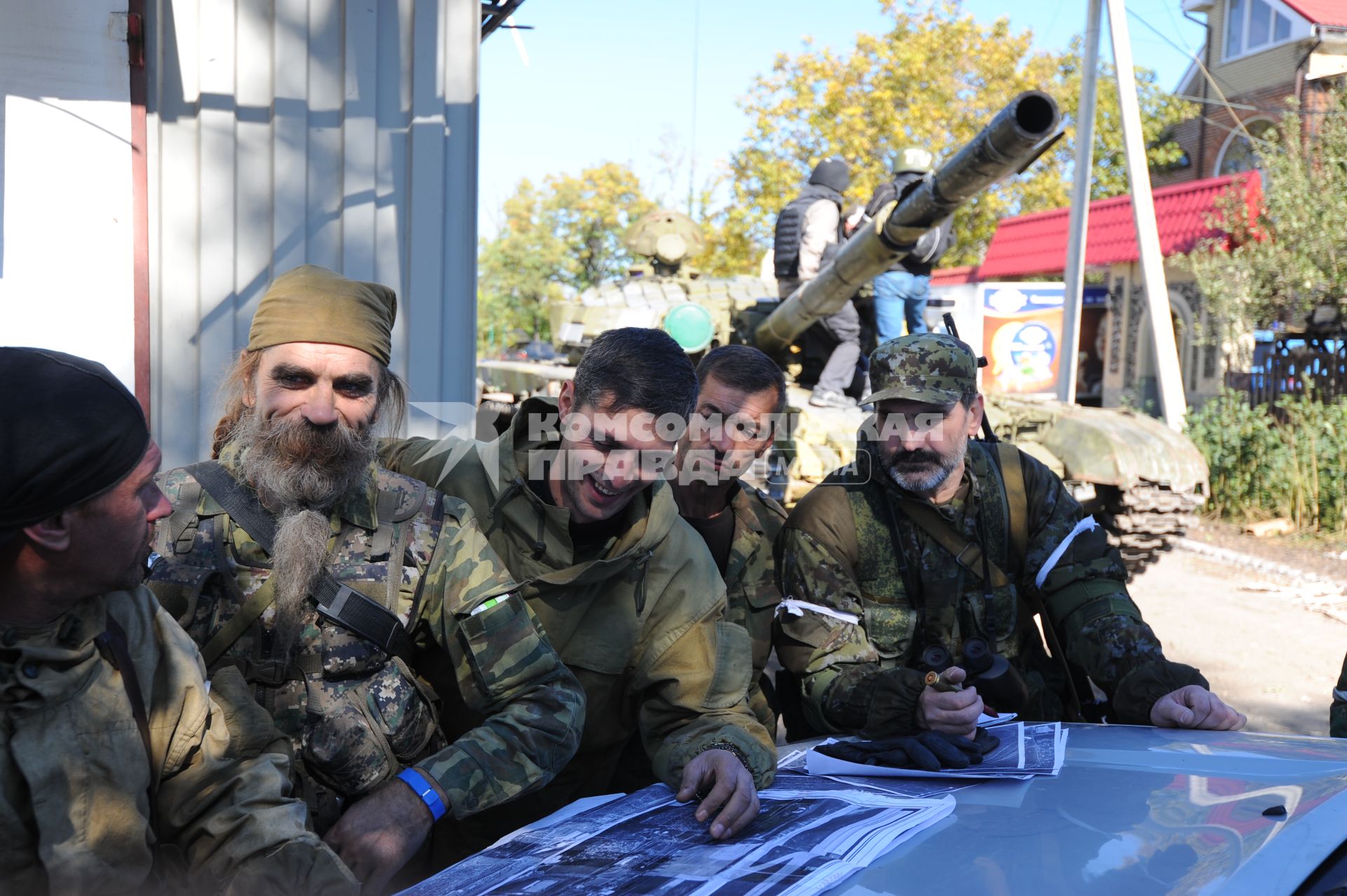 Донецк. Ополченцы ДНР штурмуют аэропорт, где находятся украинские войска. На снимке: ополченец с позывным Гиви (второй слева).