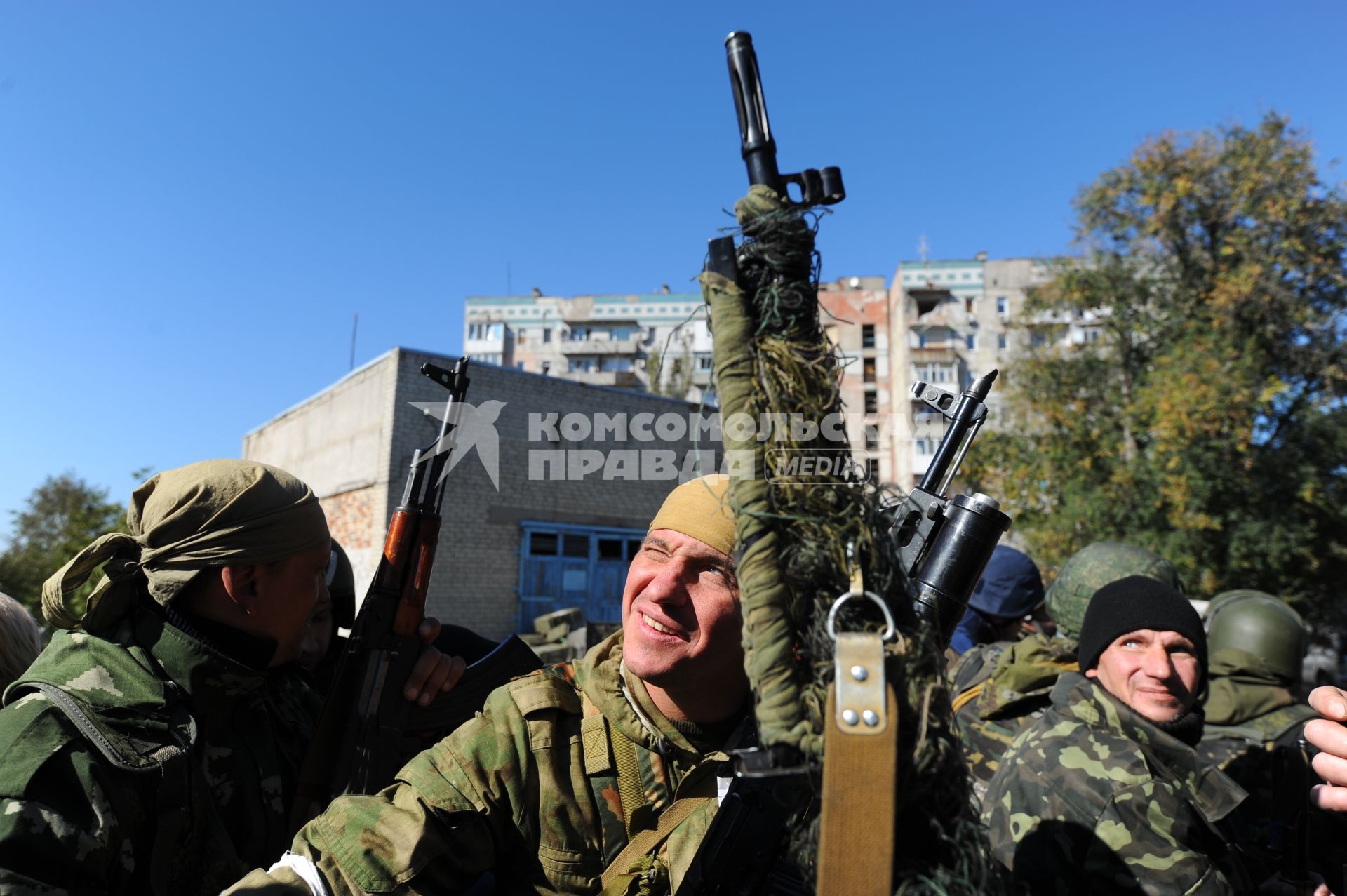 Донецк. Ополченцы ДНР штурмуют аэропорт, где находятся украинские войска.