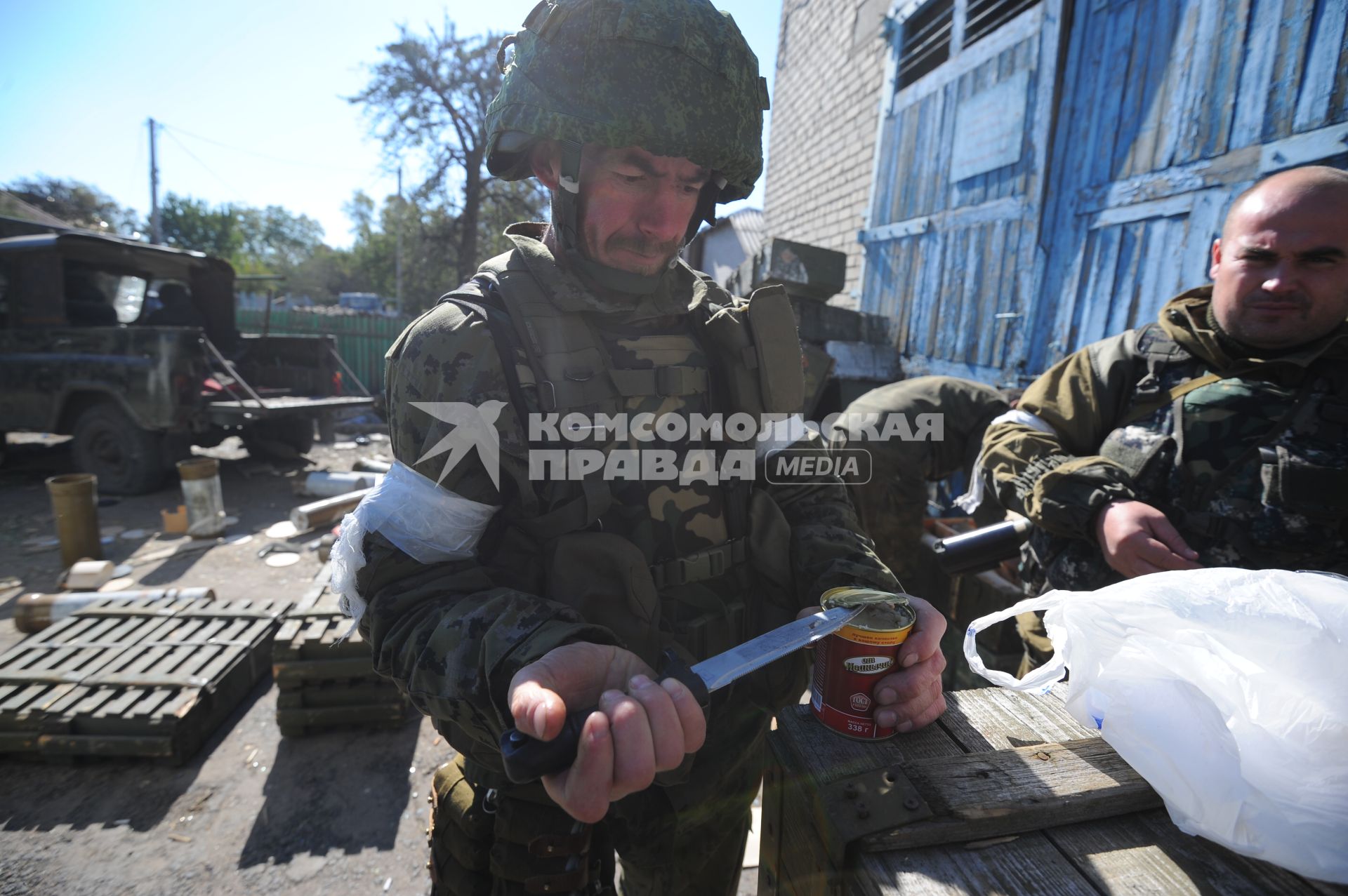 Донецк. Ополченцы ДНР штурмуют аэропорт, где находятся украинские войска. На снимке: ополченец открывает банку тушенки.