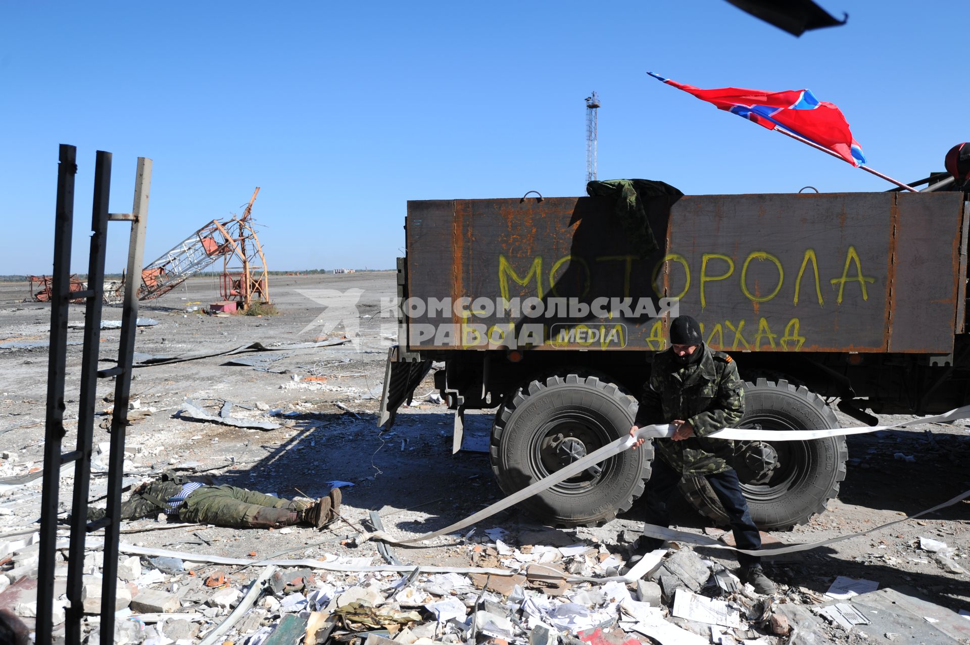 Донецк. Ополченцы ДНР штурмуют аэропорт, где находятся украинские войска. На снимке: убитый танкист-ополченец.