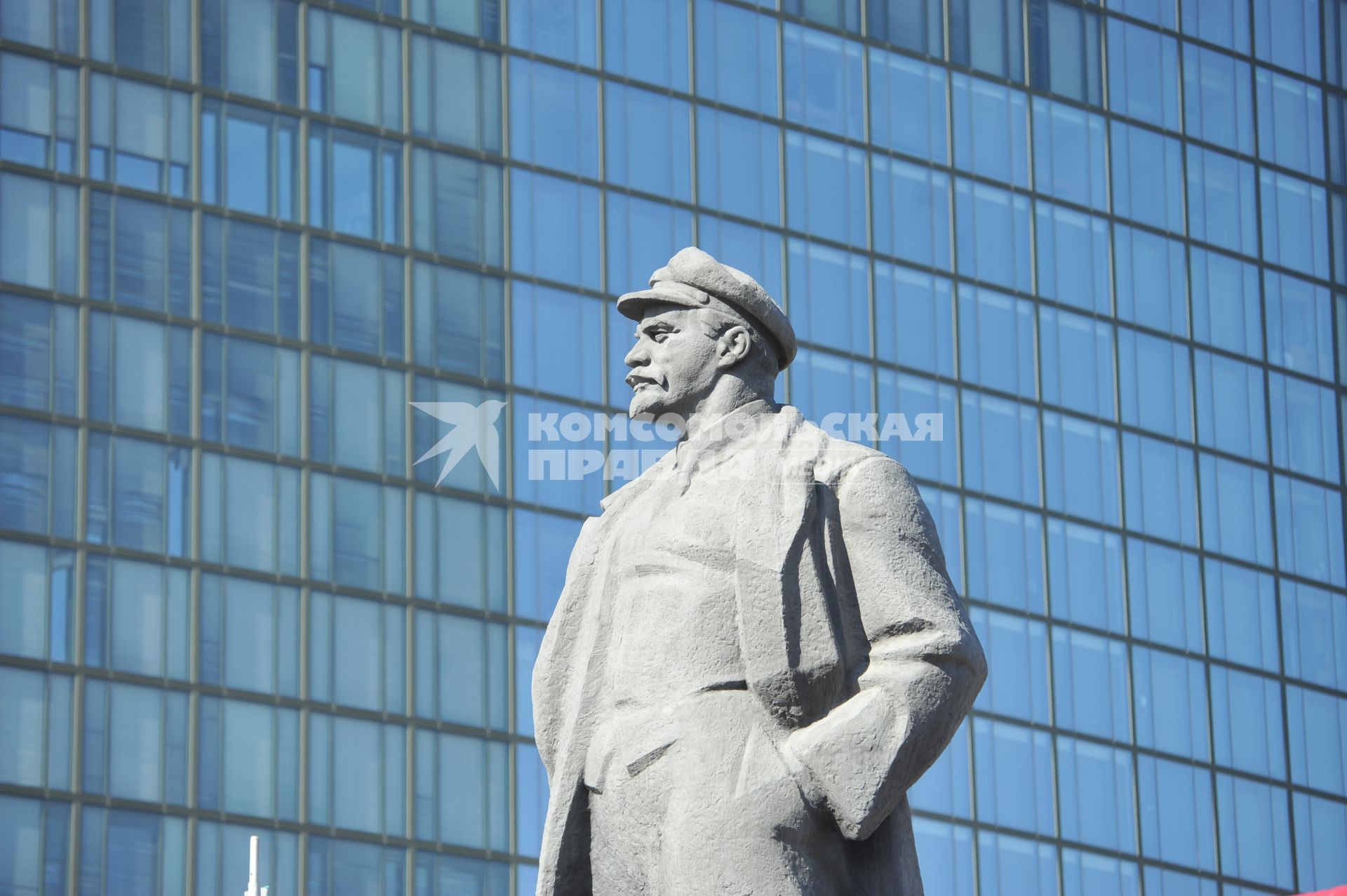 Донецк. Праздник в честь полугодичного существования Донецкой Народной Республики (ДНР). На снимке: памятник Ленину.