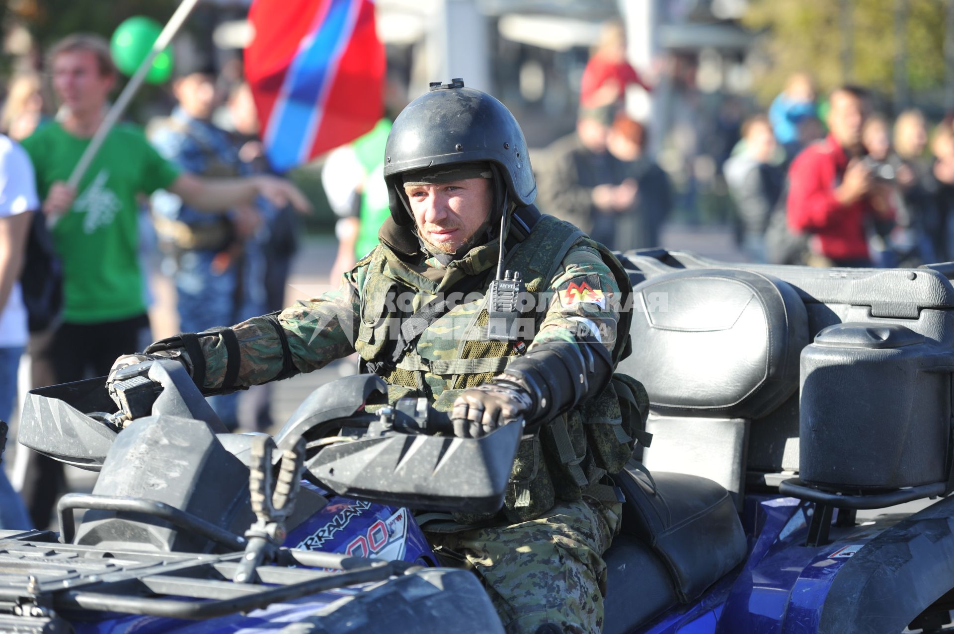 Донецк. Праздник в честь полугодичного существования Донецкой Народной Республики (ДНР). На снимке: ополченец с позывным Моторола (Арсений Павлов) на площади Ленина.