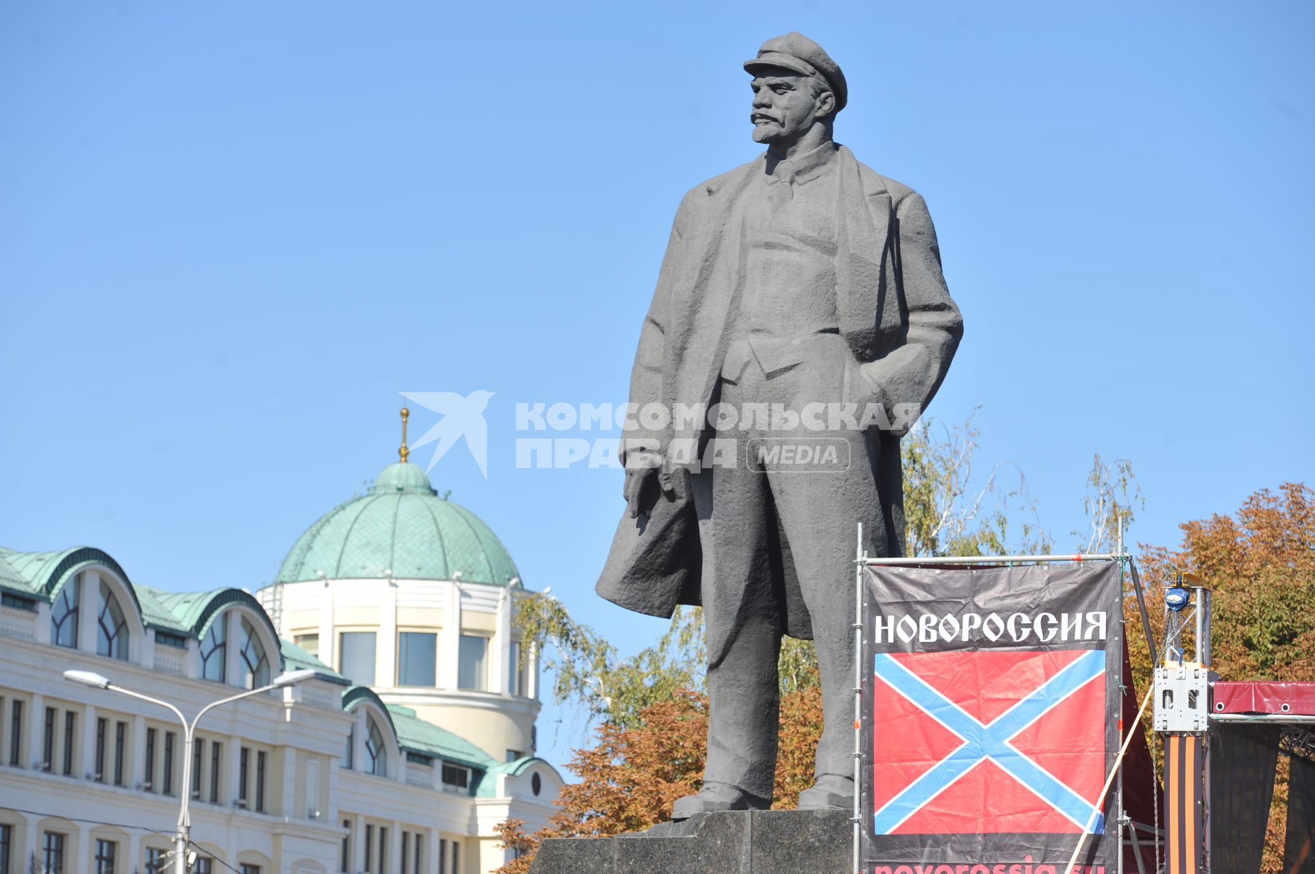 Донецк. Праздник в честь полугодичного существования Донецкой Народной Республики. На снимке: плакат Новороссии на площади Ленина.