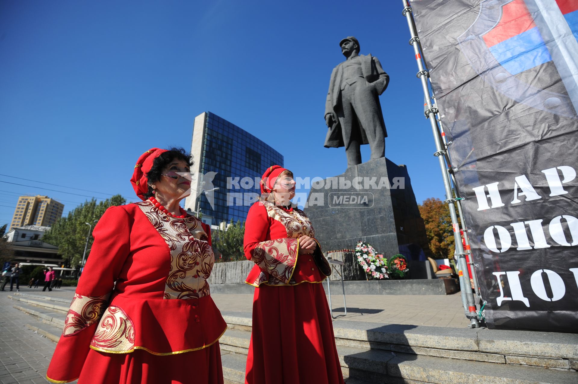 Донецк. Праздник в честь полугодичного существования Донецкой Народной Республики. На снимке: женщины в национальных костюмах на площади Ленина.