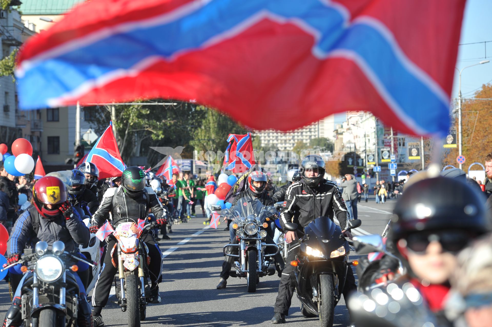 Донецк. Праздник в честь полугодичного существования Донецкой Народной Республики (ДНР). На снимке: байкеры с флагом Новороссии на площади Ленина.