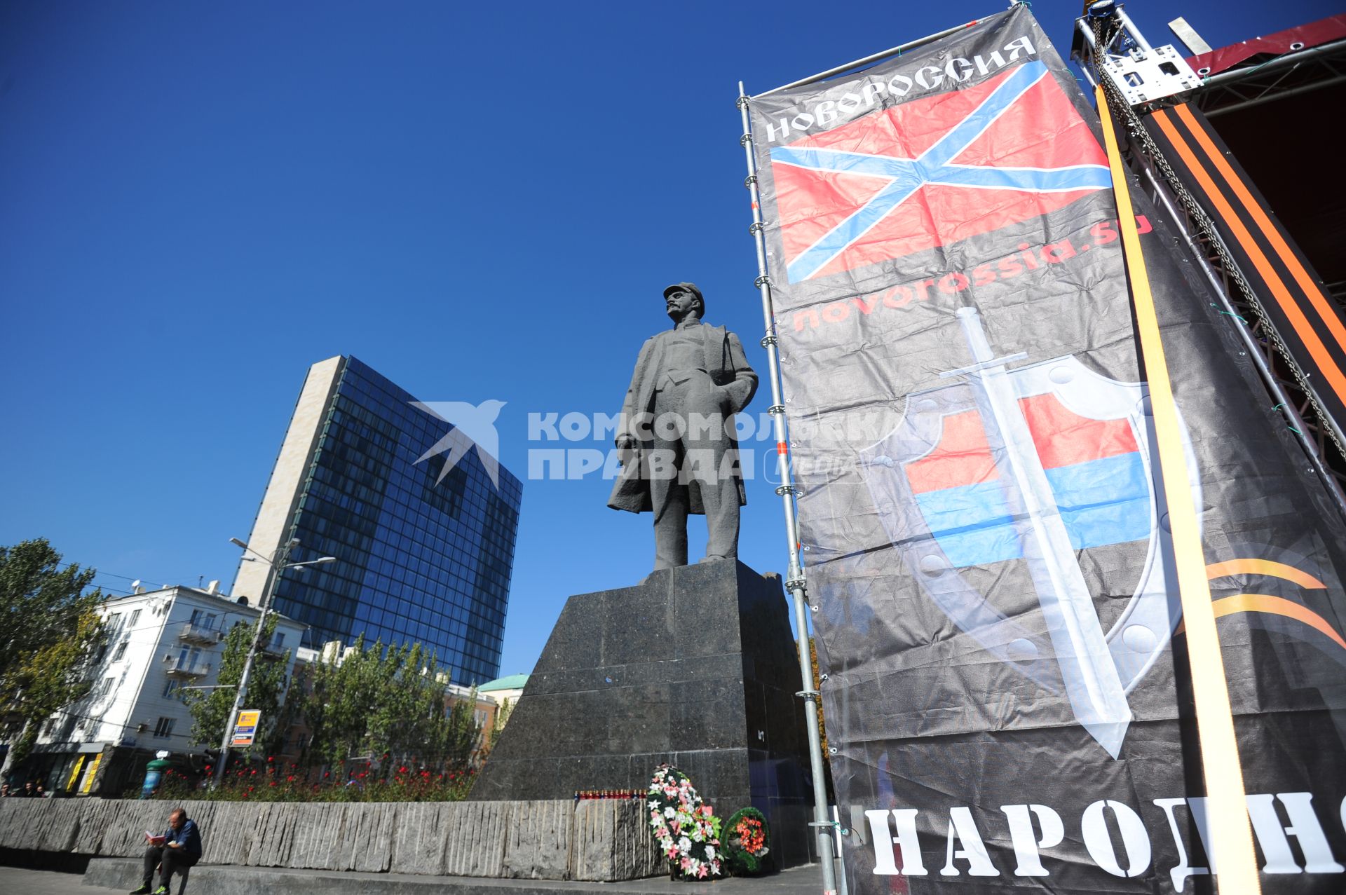 Донецк. Праздник в честь полугодичного существования Донецкой Народной Республики. На снимке: плакат Новороссии на площади Ленина.