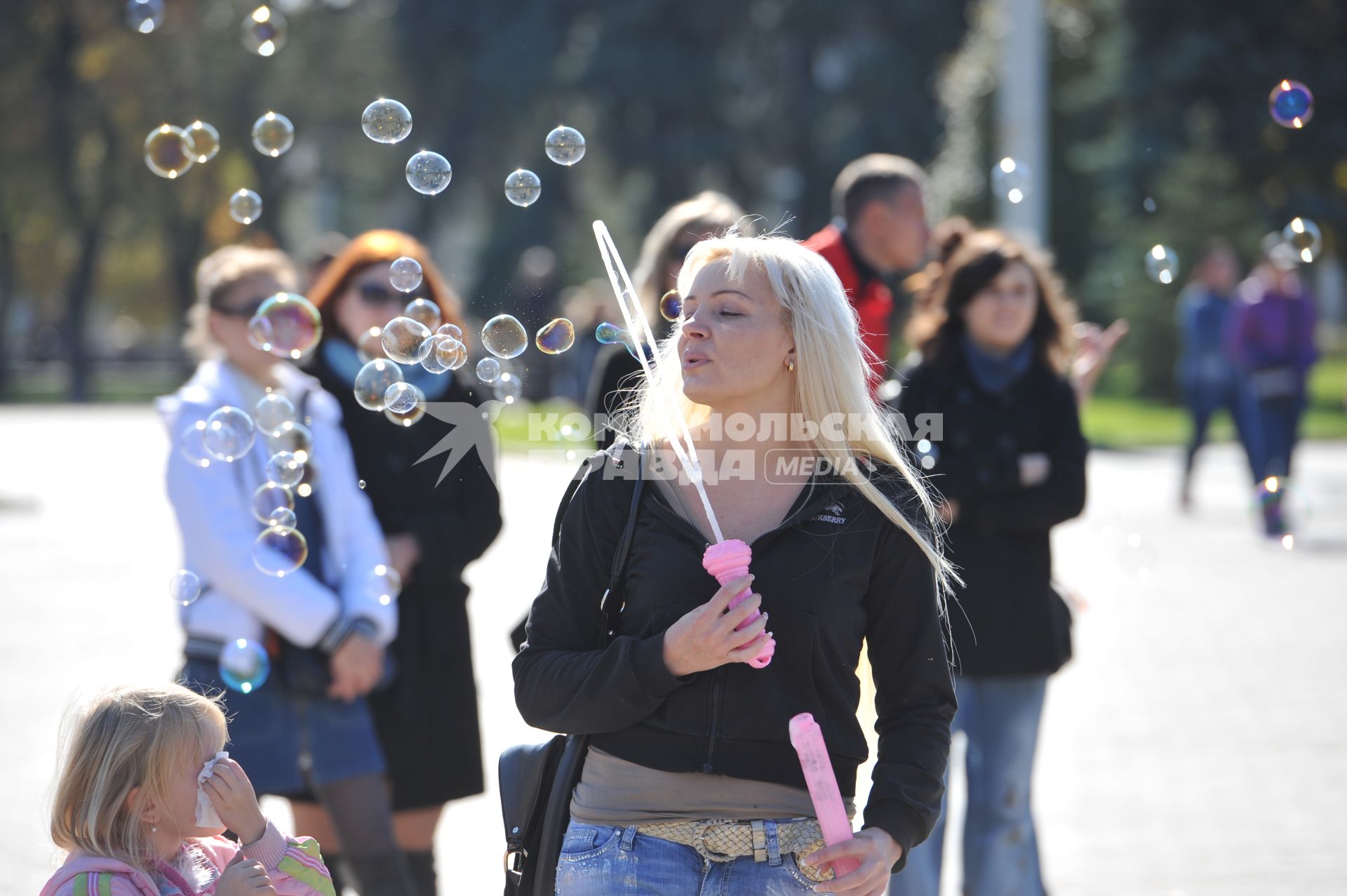 Донецк. Праздник в честь полугодичного существования Донецкой Народной Республики. На снимке: девушка пускает мыльные пузыри.