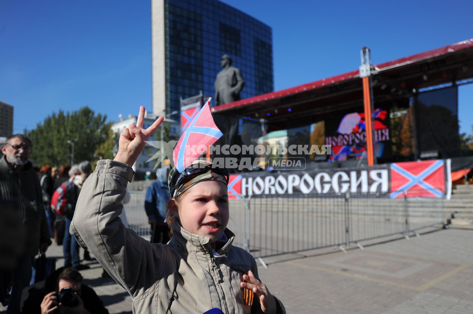 Донецк. Праздник в честь полугодичного существования Донецкой Народной Республики.