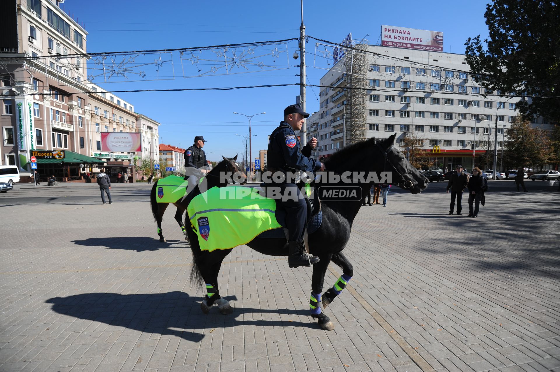 Донецк. Праздник в честь полугодичного существования Донецкой Народной Республики (ДНР). На снимке: конная полиция ДНР патрулирует площадь Ленина.