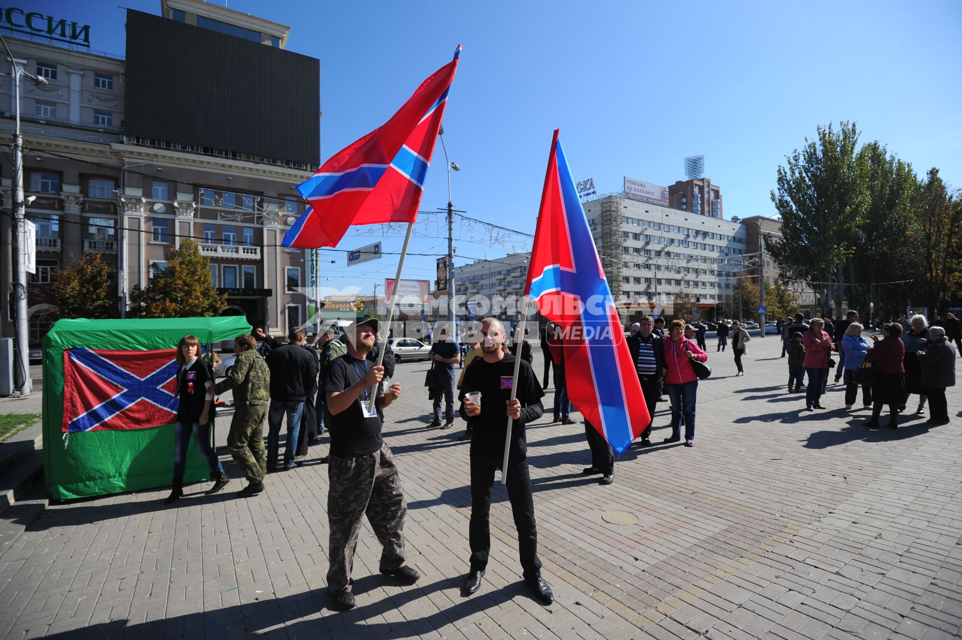 Донецк. Праздник в честь полугодичного существования Донецкой Народной Республики. На снимке: мужчины с флагами Новороссии на площади Ленина.