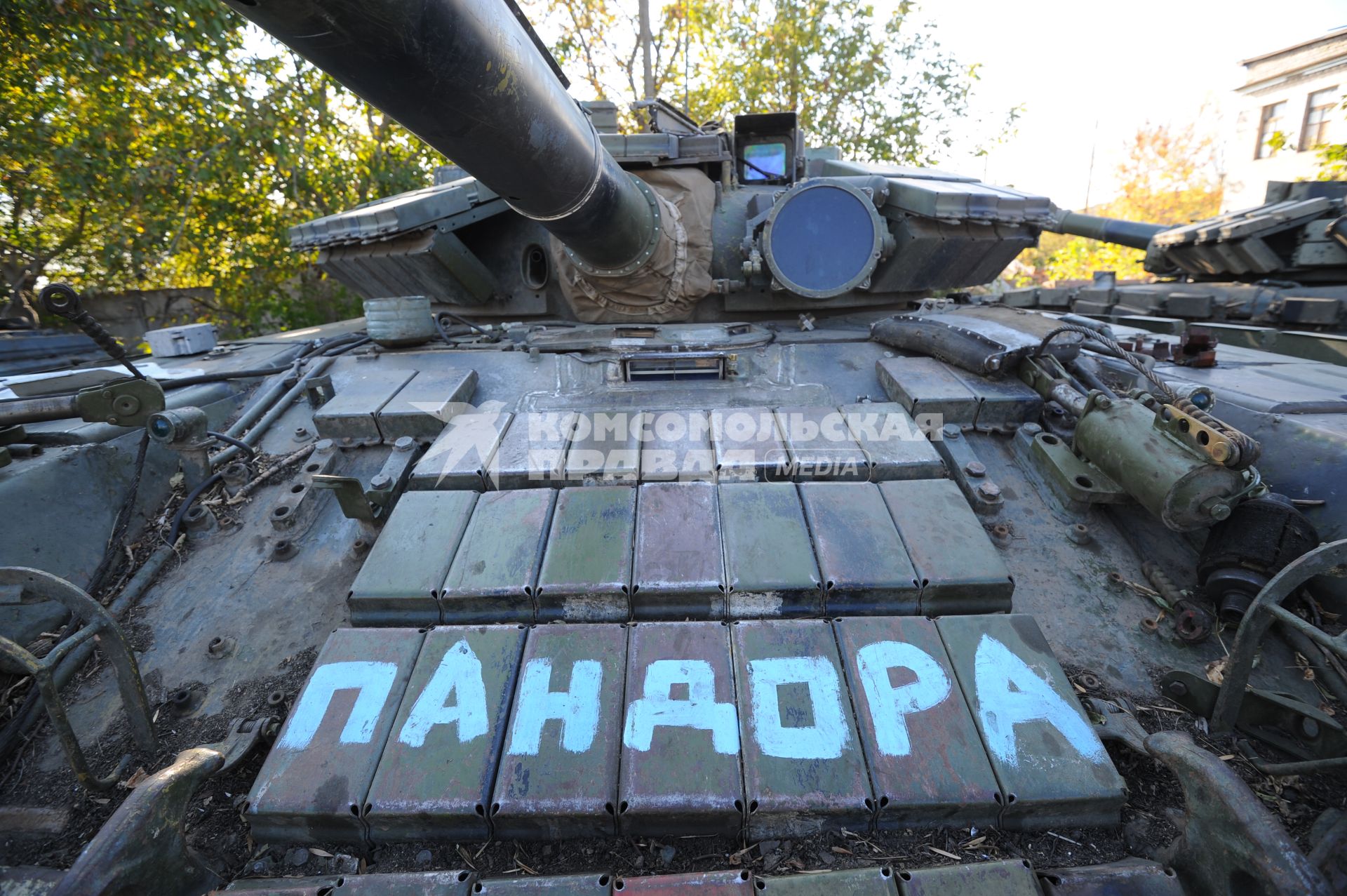 Одна из ремонтных баз Донецкой народной республики (ДНР), где пленные помогают ремонтировать военную технику, подбитую и брошенную украинскими войсками. На снимке: надпись на активной броне `Пандора`.