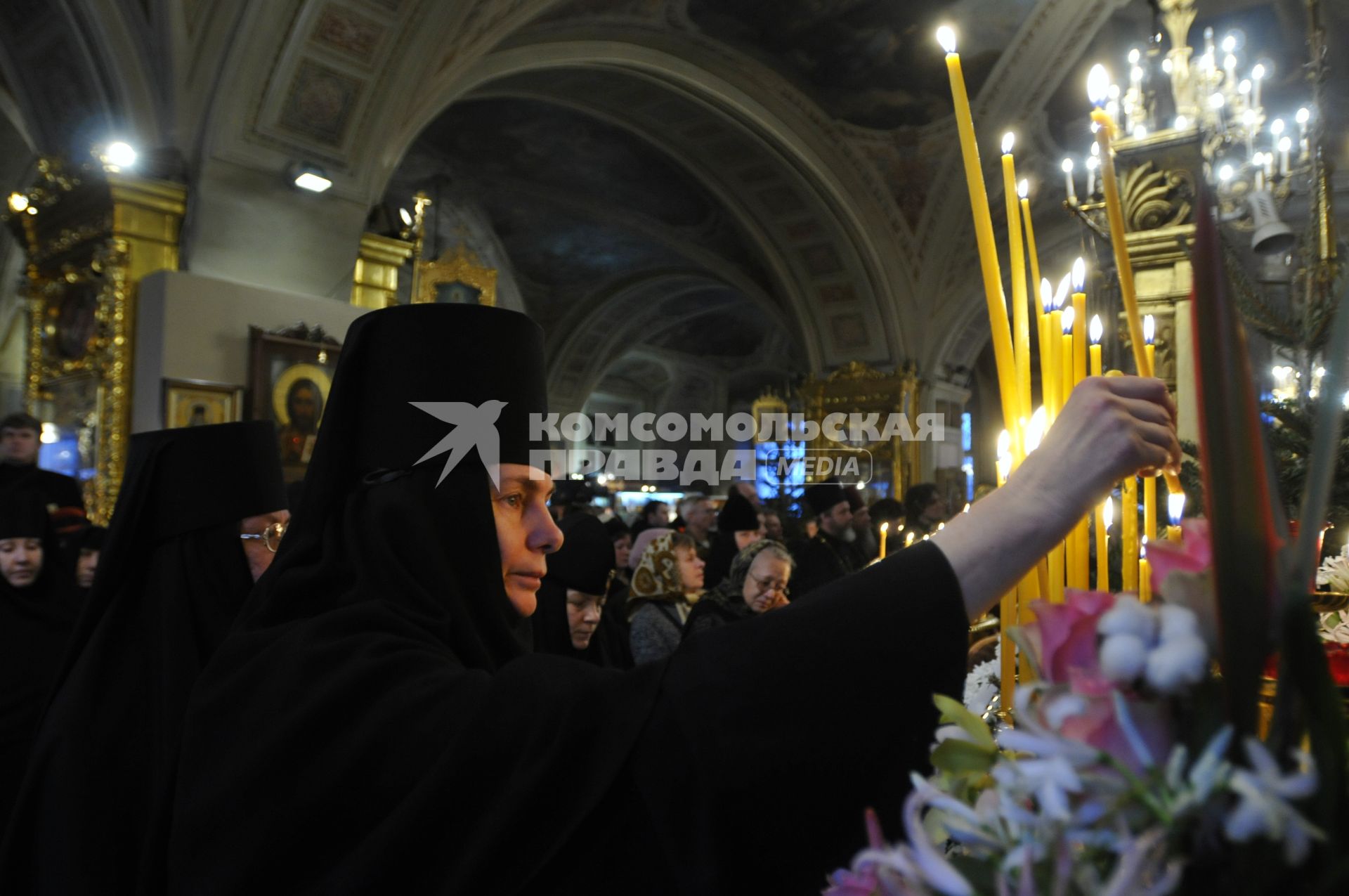 Заупокойная Божественная литургия и панихида у надгробия патриарха Московского и всея Руси Алексия II, скончавшегося 40 дней назад в Богоявленском (Елоховском) кафедральном соборе.