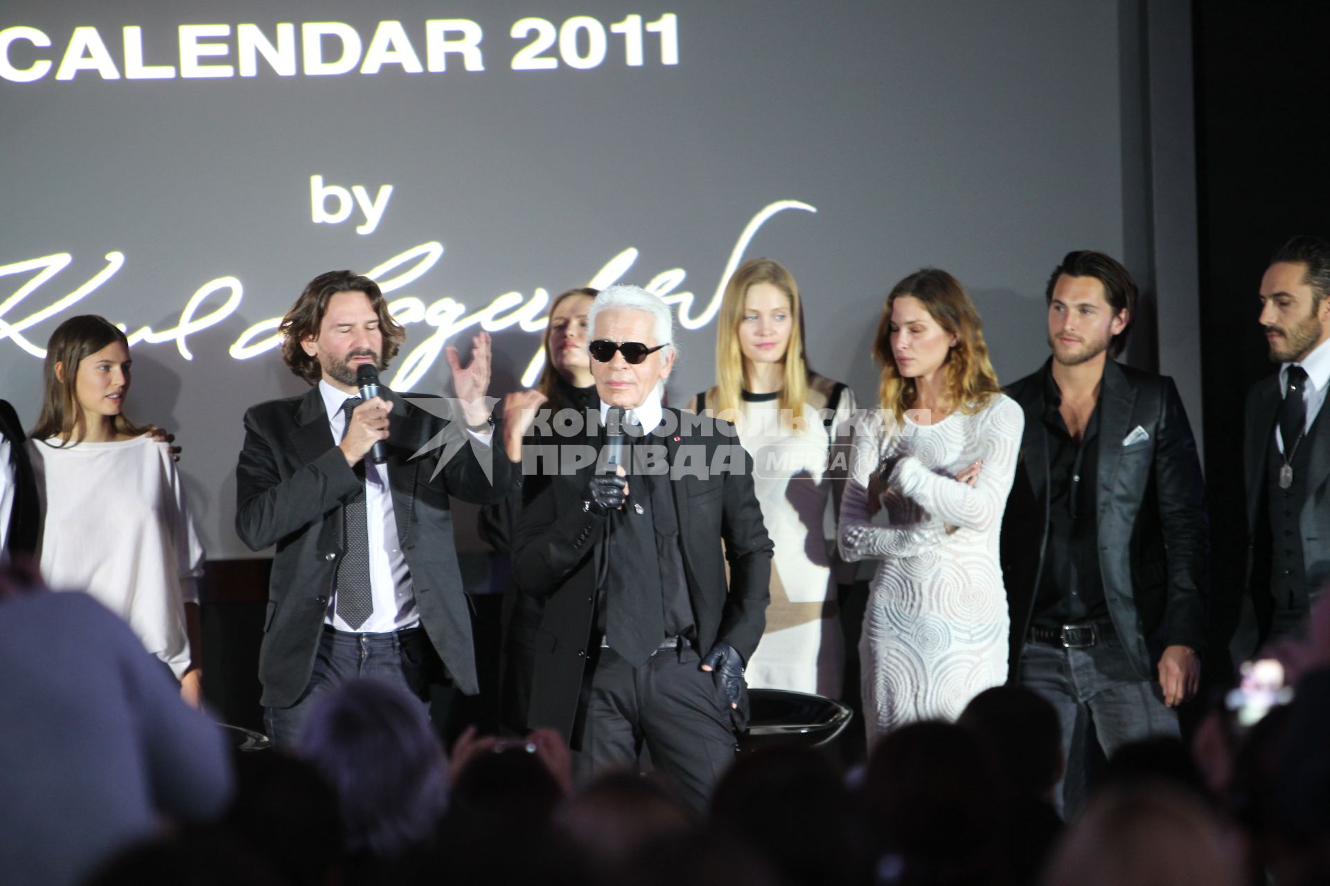 Писатель Фредерик Бегбедер (второй слева) и модельер Карл Лагерфельд (в центре) с моделями, которые участвовали в съемках для нового календаря Pirell, в отеле `Ritz Carlton`.