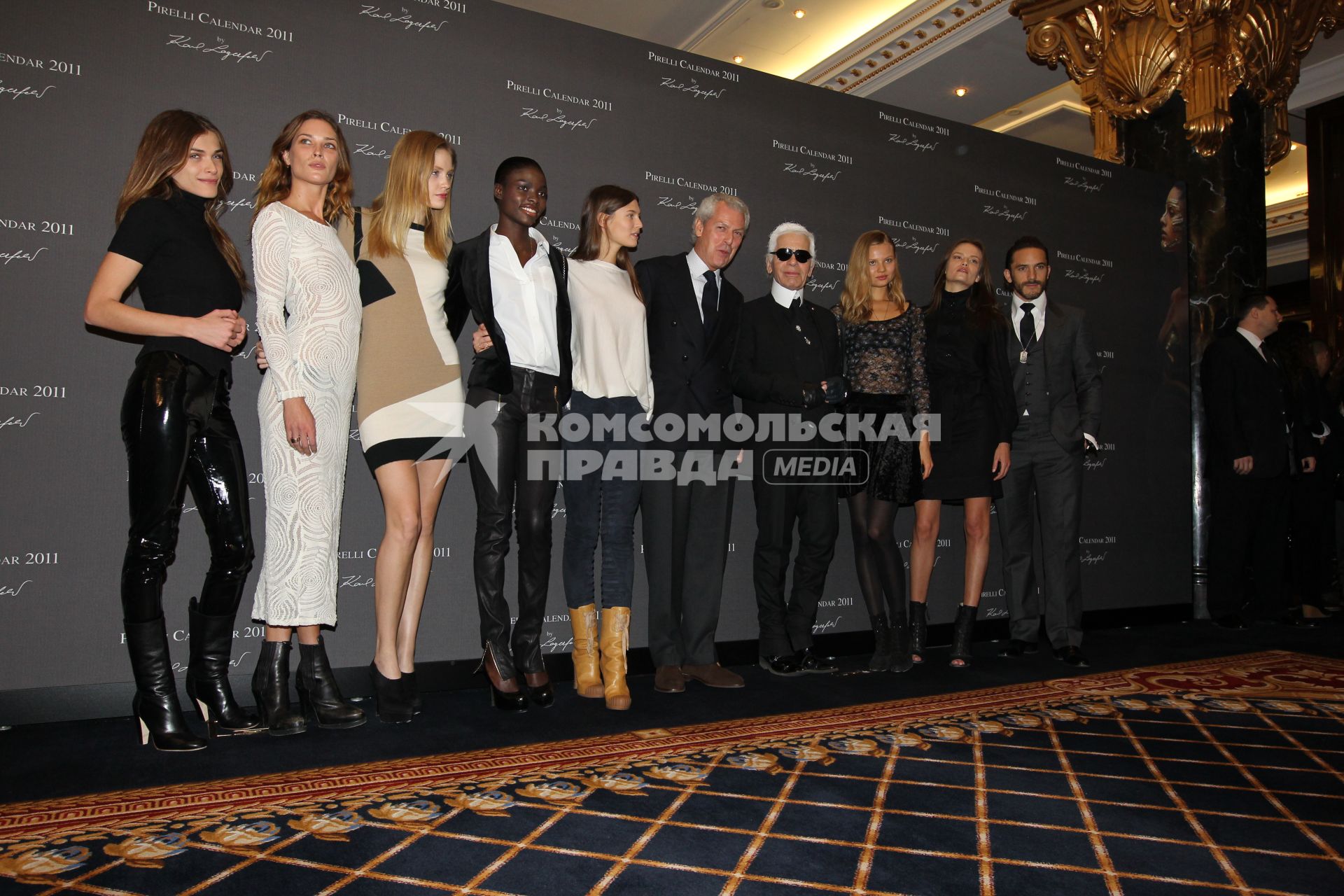 Президент итальянской компании `Pirelli` Марко Тронкетти Провера (шестой слева) и модельер Карл Лагерфельд (четвертый справа) с моделями, которые участвовали в съемках для нового календаря Pirell, в отеле `Ritz Carlton`.